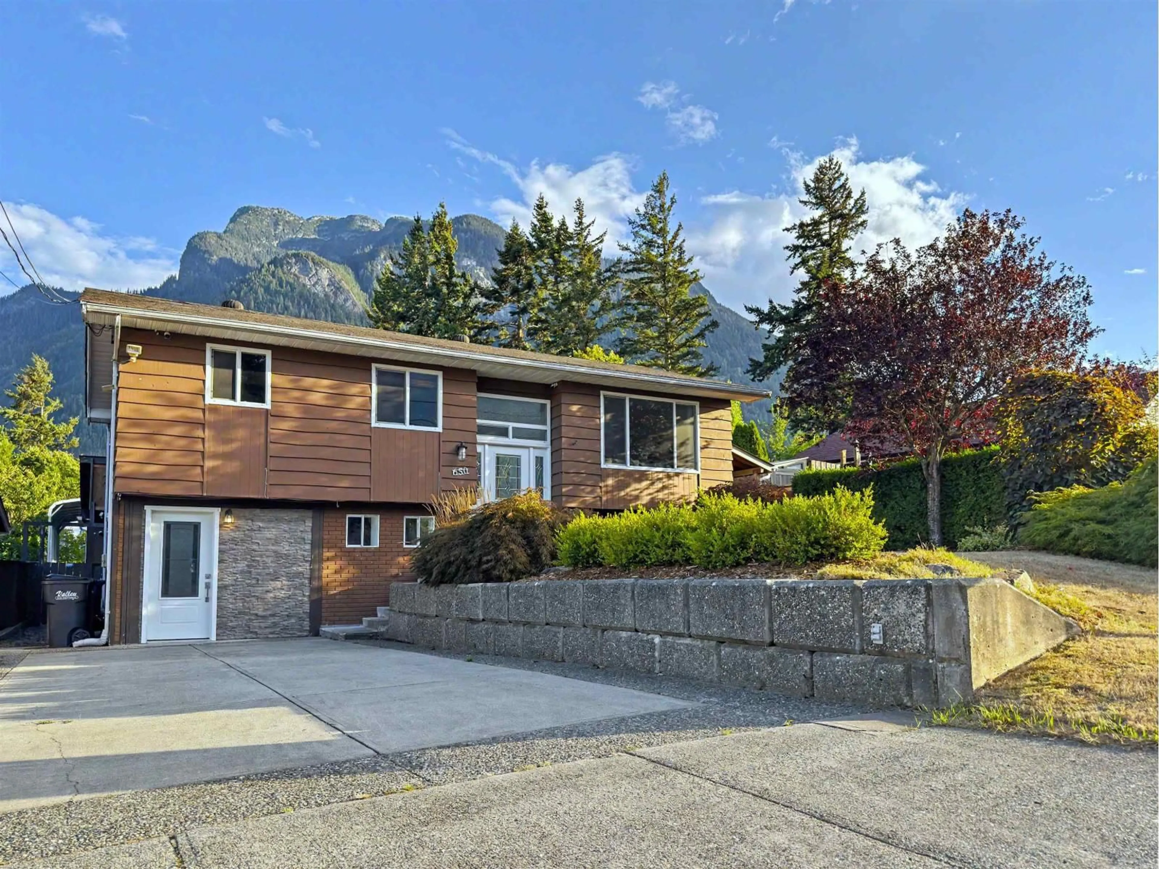 A pic from outside/outdoor area/front of a property/back of a property/a pic from drone, mountain view for 650 PARK STREET, Hope British Columbia V0X1L0
