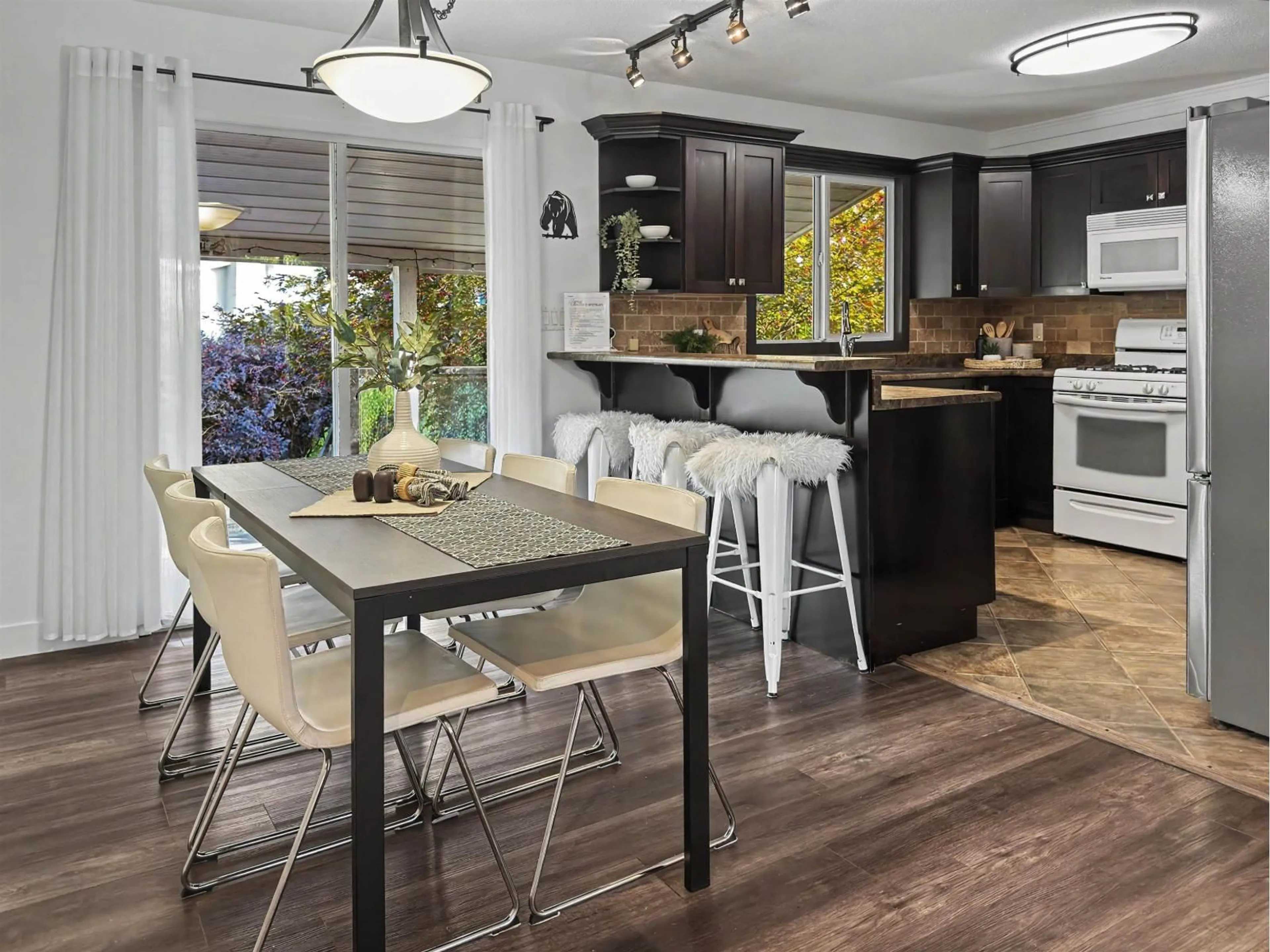 Open concept kitchen, unknown for 650 PARK STREET, Hope British Columbia V0X1L0