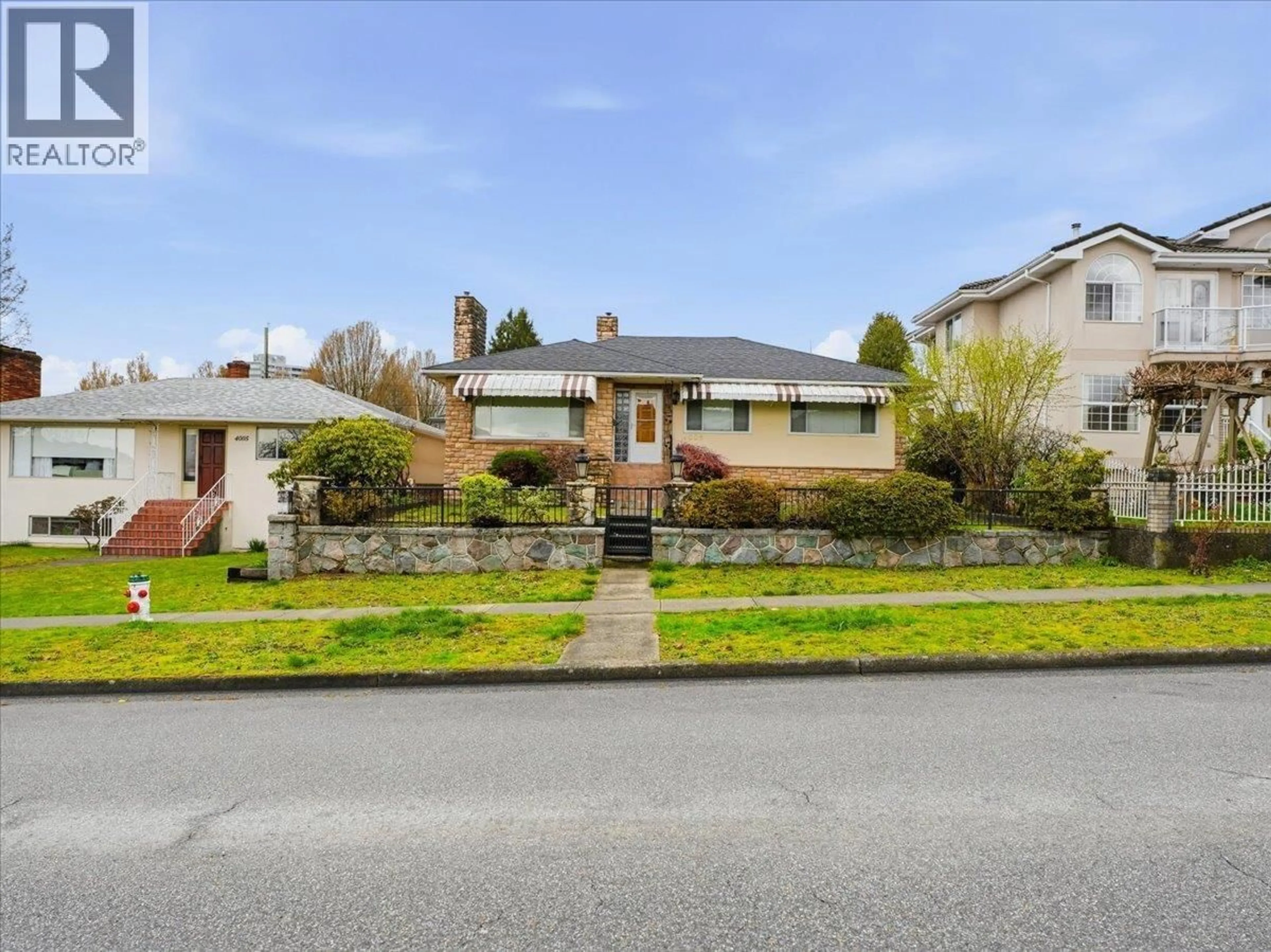 A pic from outside/outdoor area/front of a property/back of a property/a pic from drone, street for 4009 UNION STREET, Burnaby British Columbia V5C2W9
