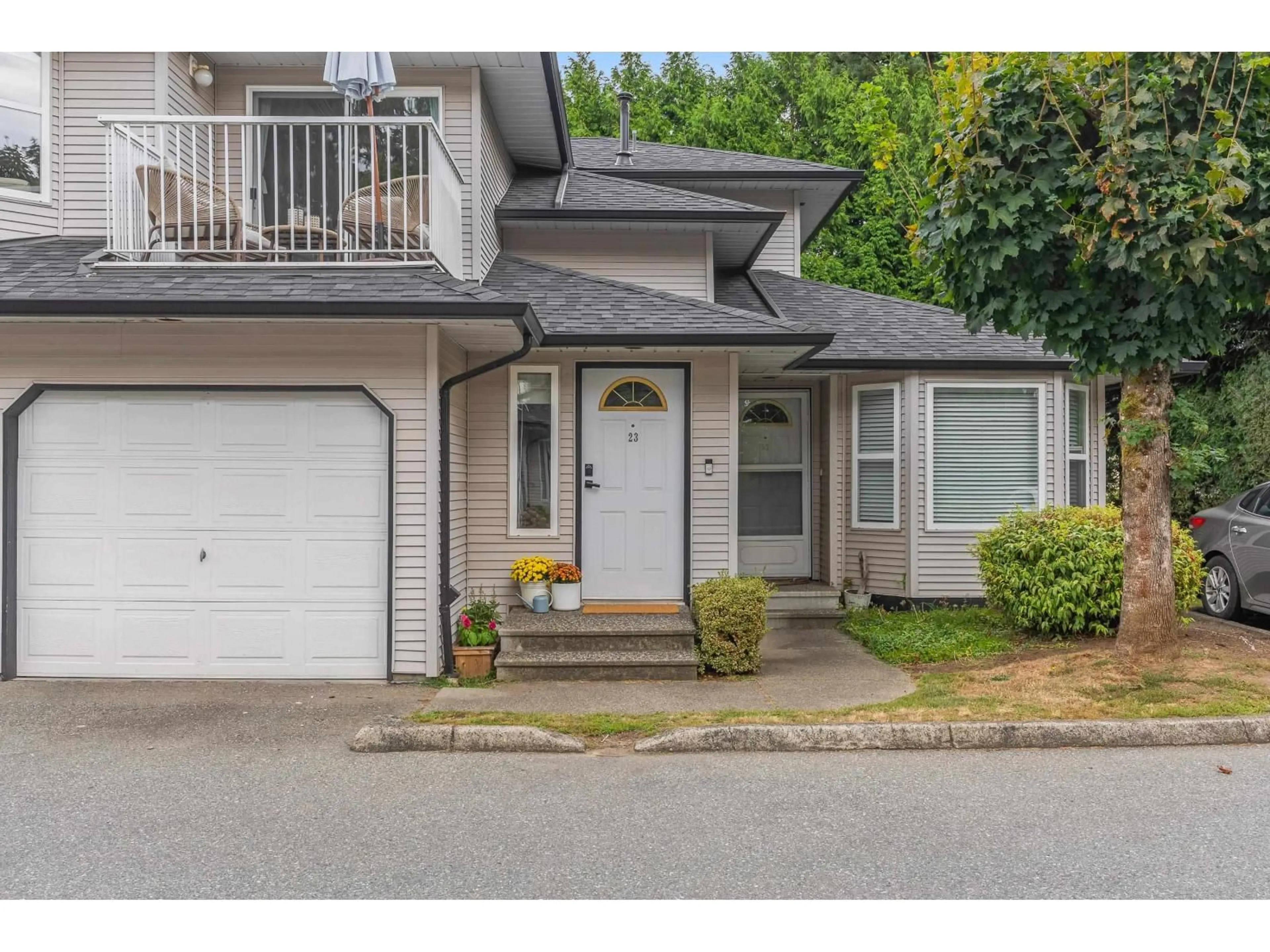 Home with vinyl exterior material, street for 23 - 34332 MACLURE ROAD, Abbotsford British Columbia V2S7S8