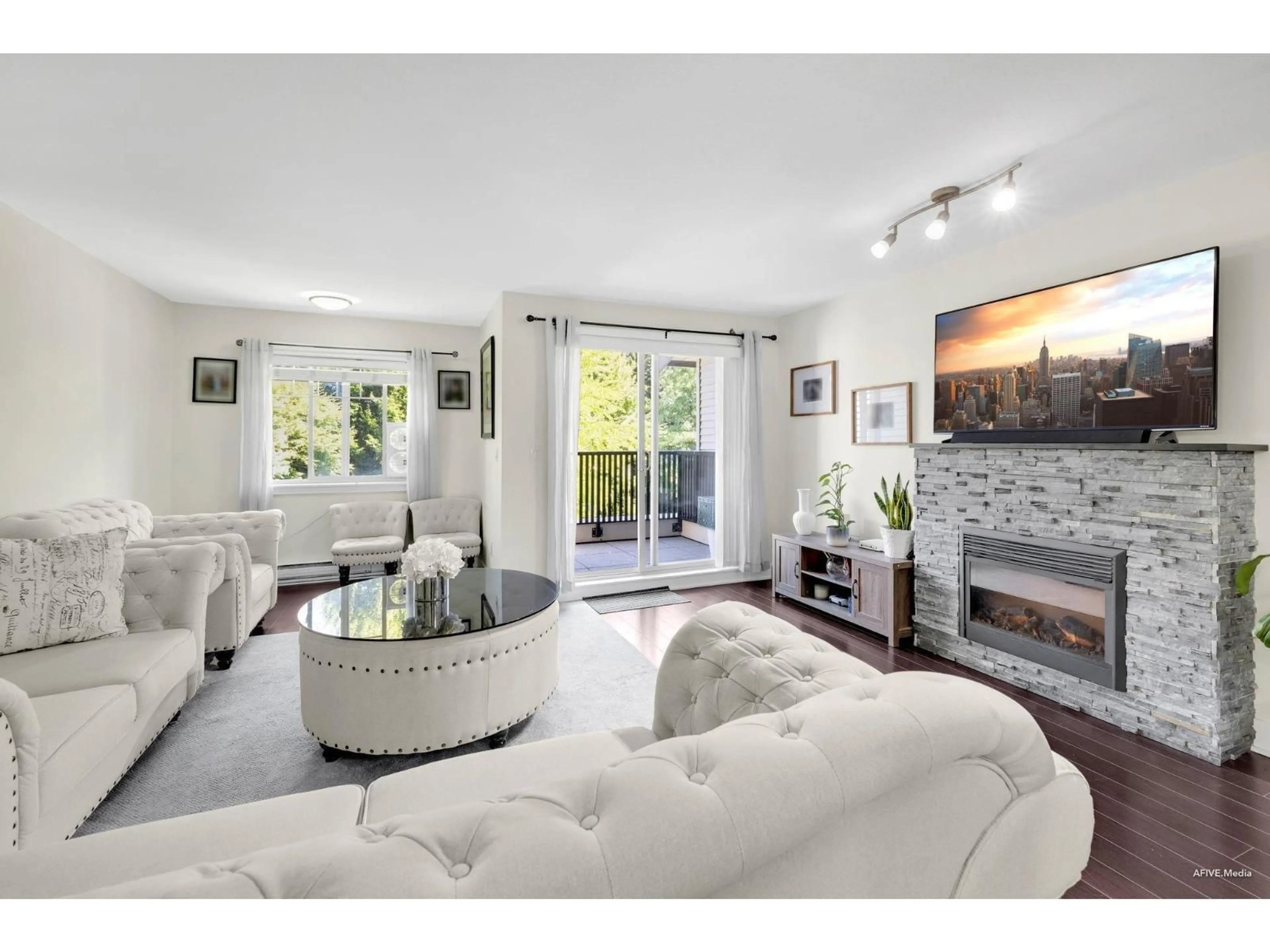 Living room with furniture, unknown for 110 - 13368 72 AVENUE, Surrey British Columbia V3W2N6