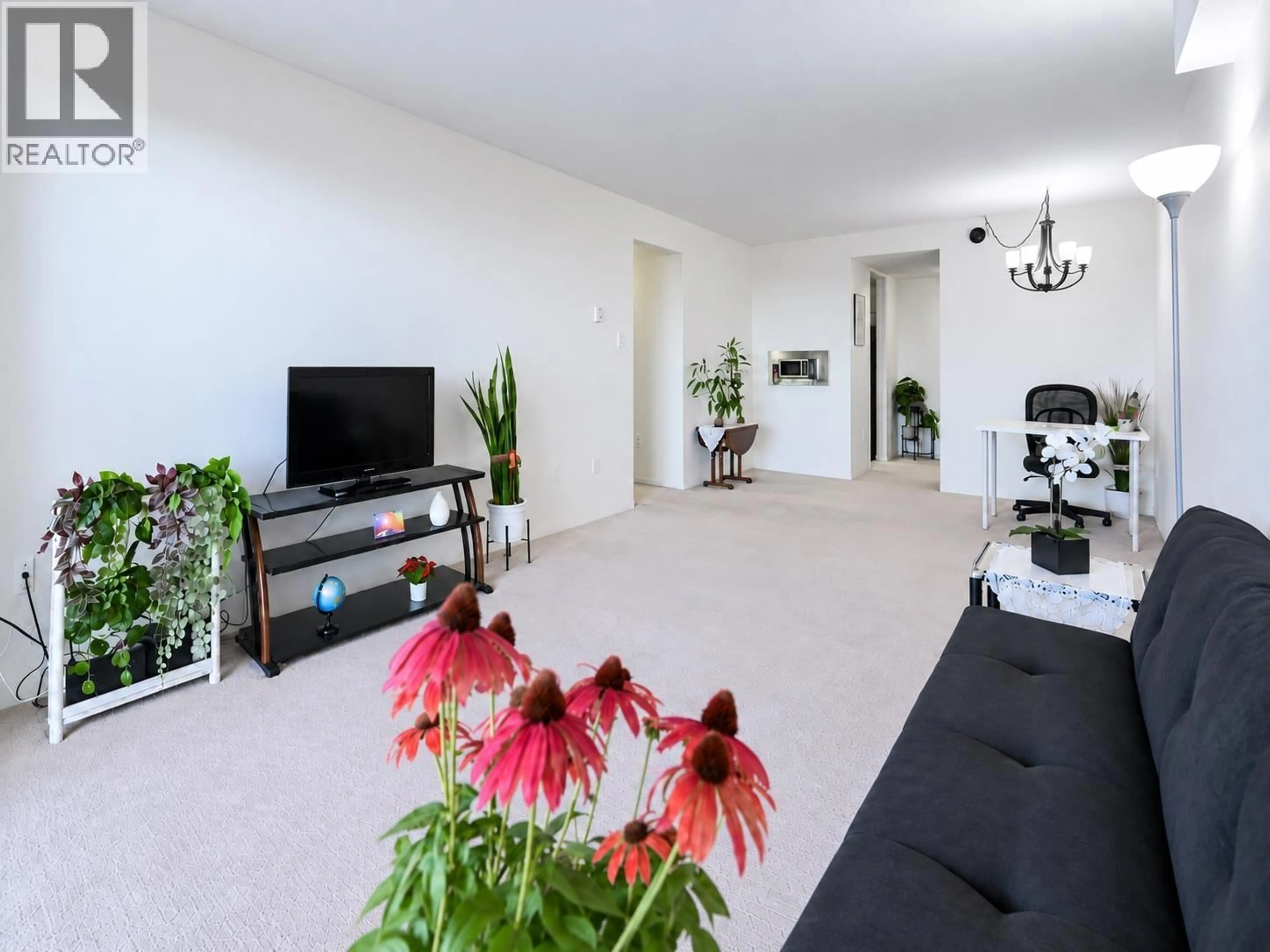 Living room with furniture, unknown for 1608 - 6595 WILLINGDON AVENUE, Burnaby British Columbia V5H4E5