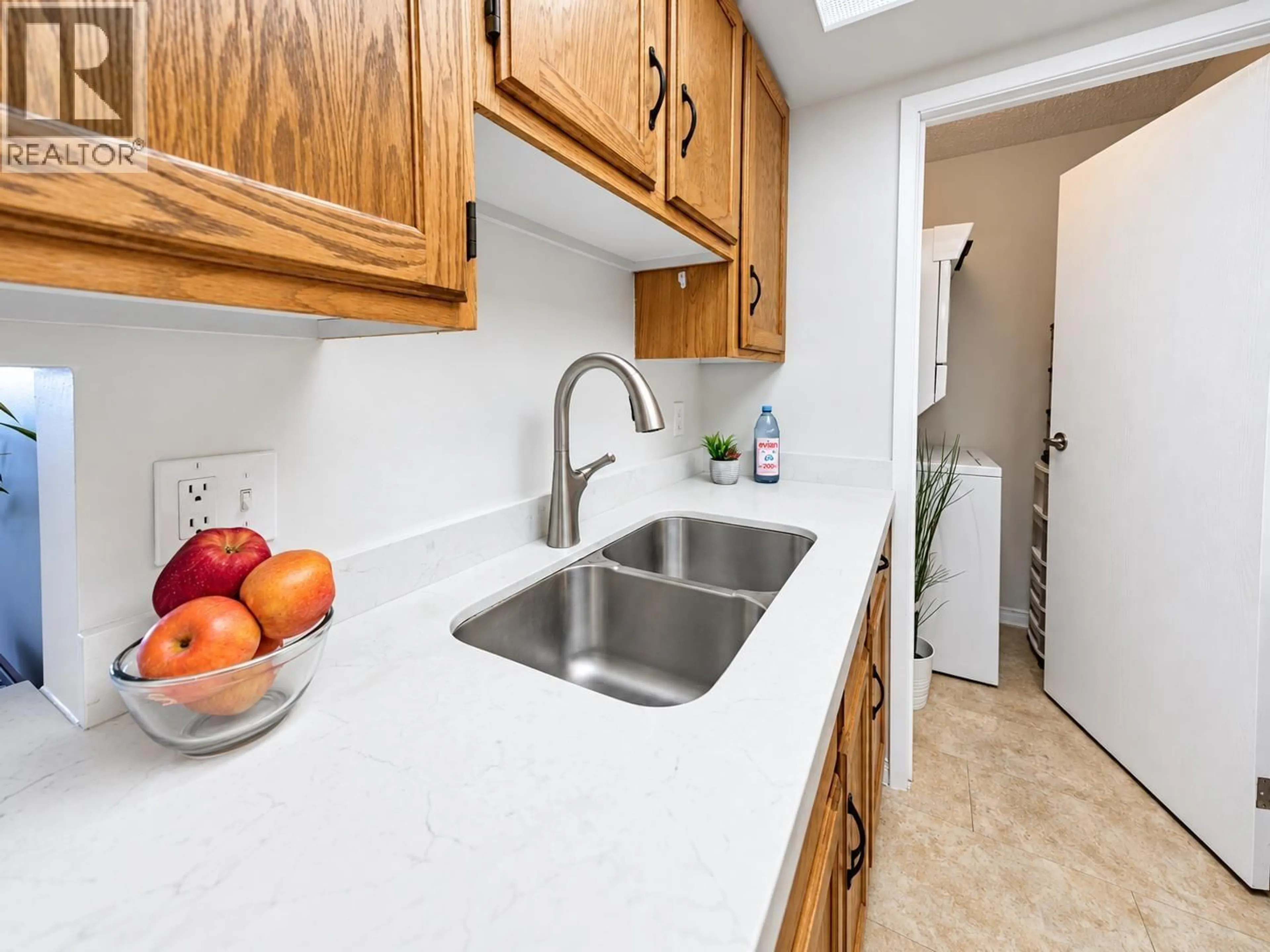 Standard kitchen, unknown for 1608 - 6595 WILLINGDON AVENUE, Burnaby British Columbia V5H4E5