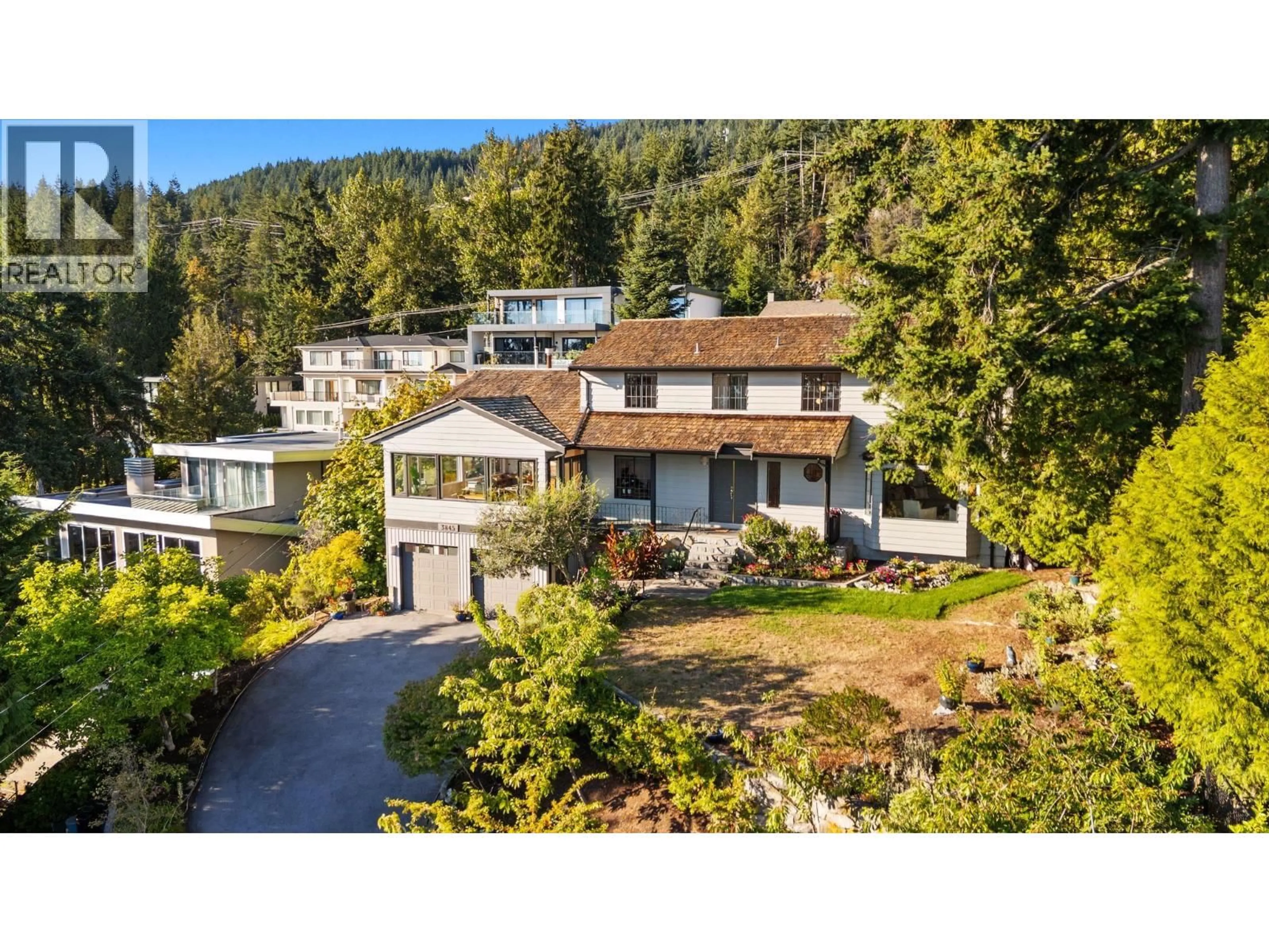 A pic from outside/outdoor area/front of a property/back of a property/a pic from drone, unknown for 3845 SOUTHRIDGE AVENUE, West Vancouver British Columbia V7V3H9