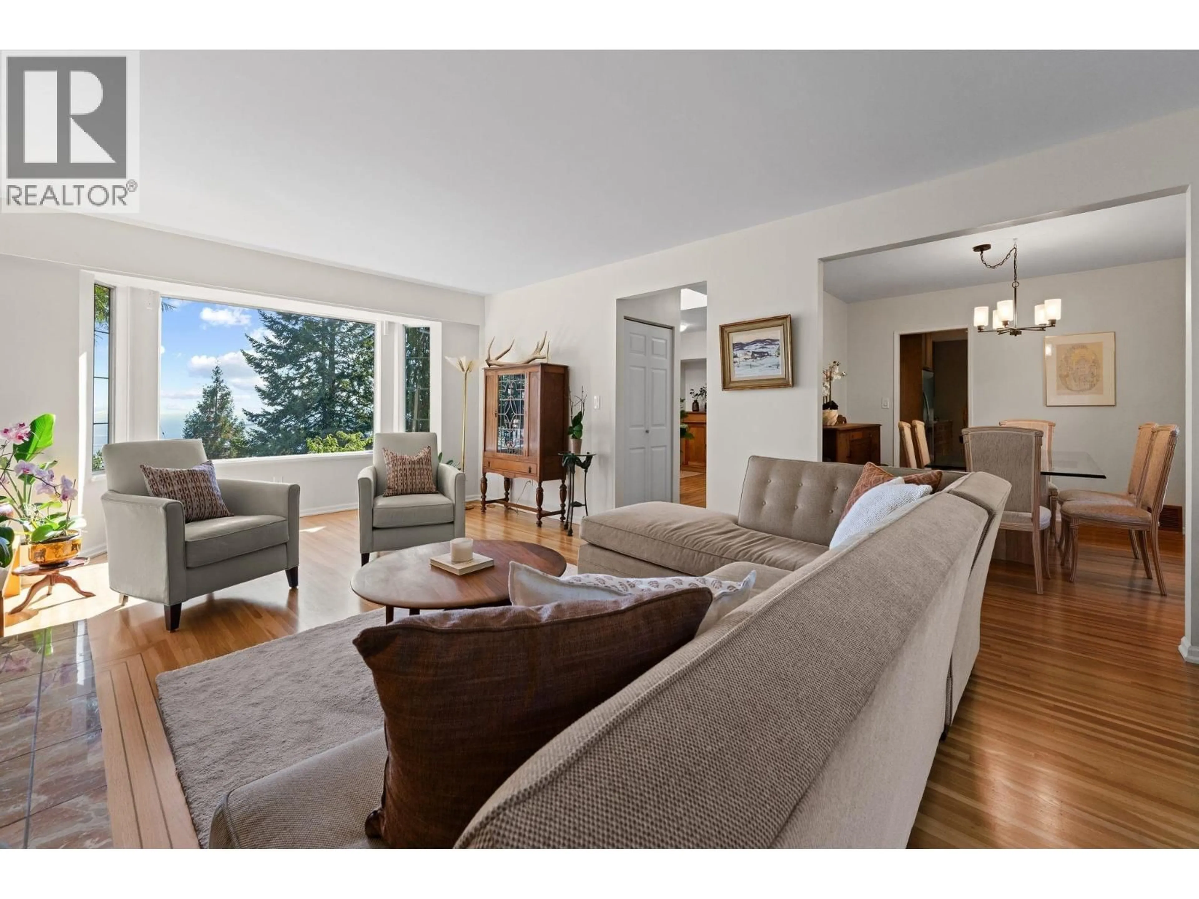 Living room with furniture, wood/laminate floor for 3845 SOUTHRIDGE AVENUE, West Vancouver British Columbia V7V3H9
