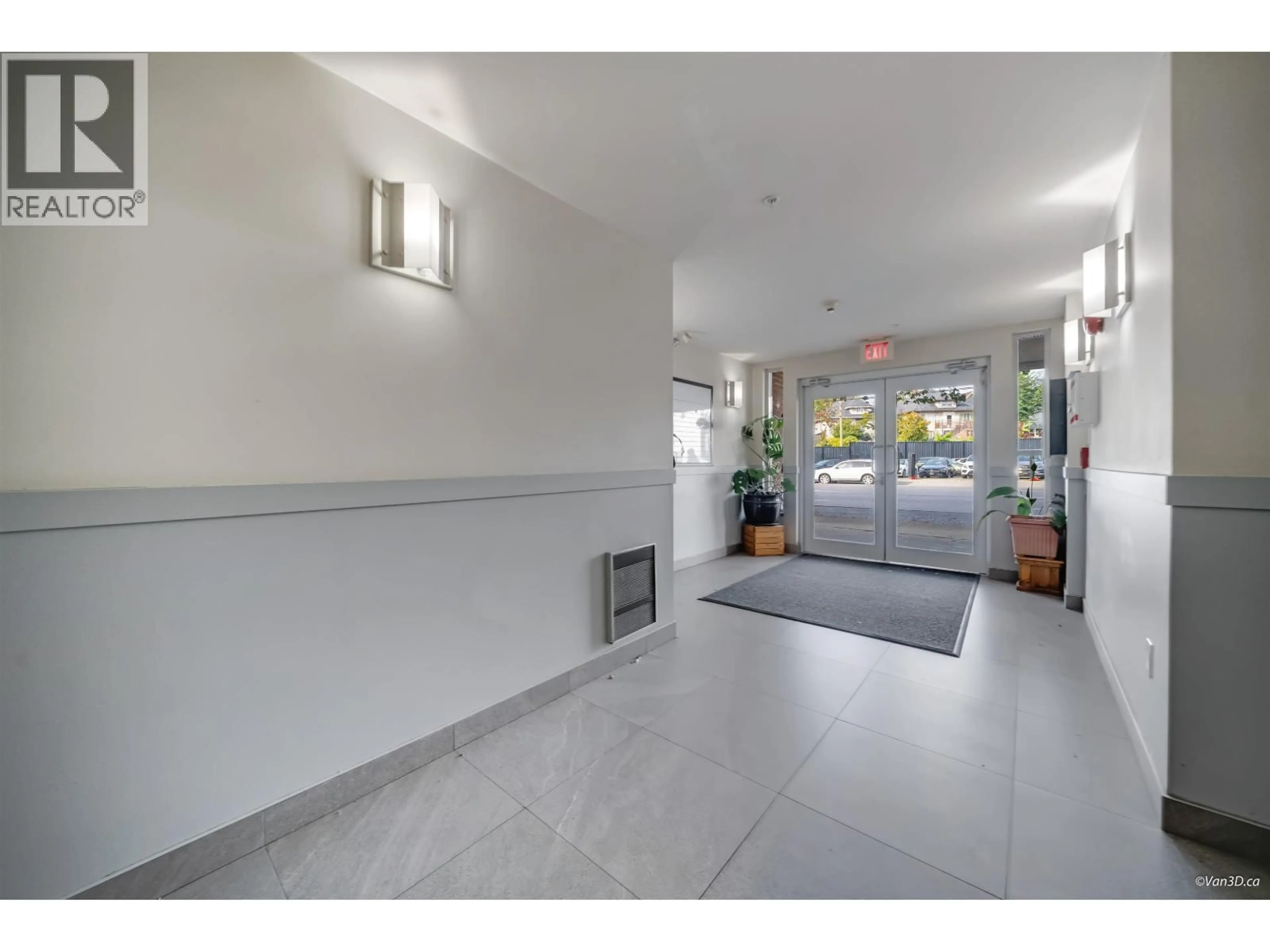 Indoor foyer for 201 - 760 KINGSWAY, Vancouver British Columbia V5V3C1