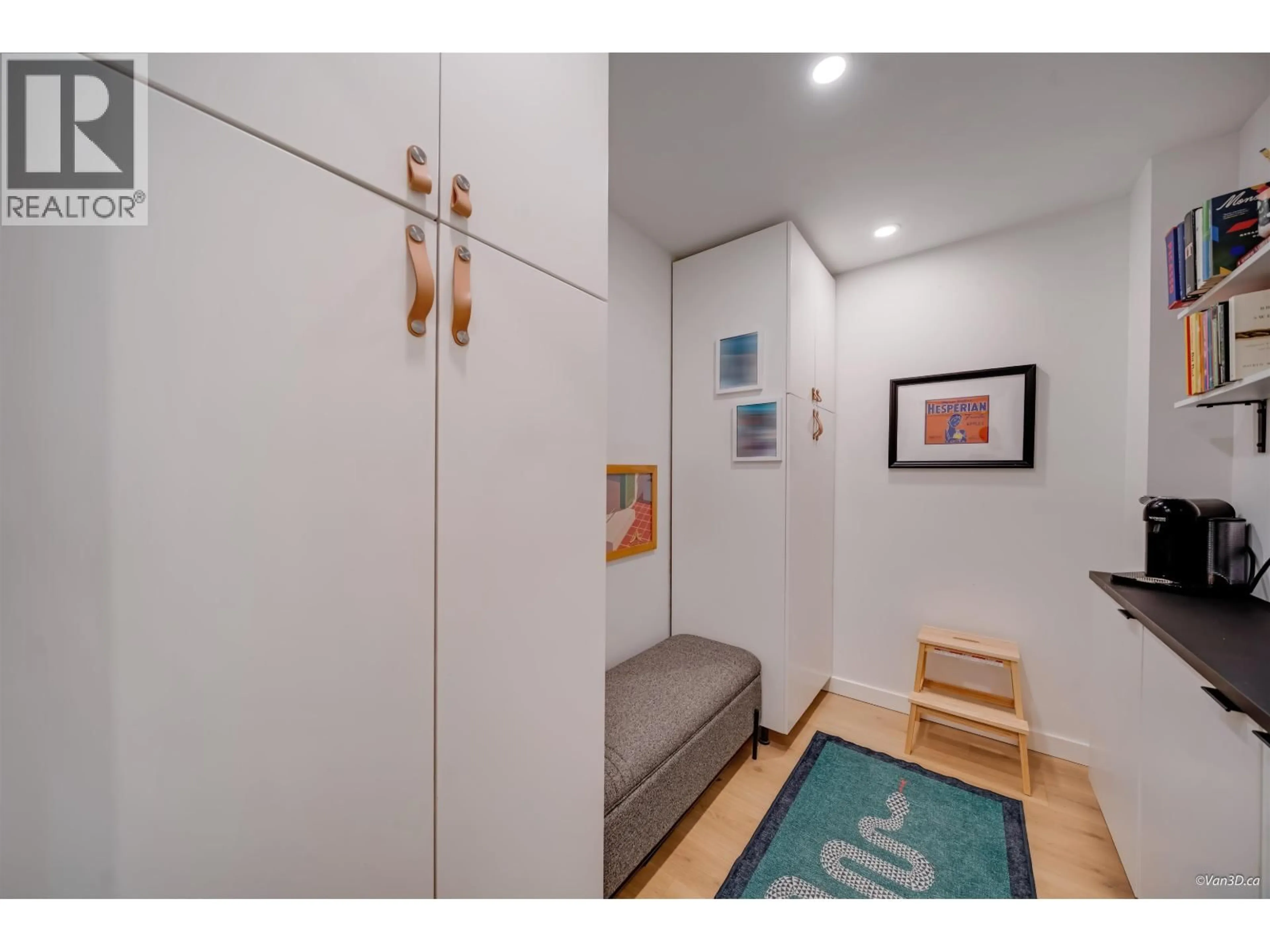 Indoor entryway for 201 - 760 KINGSWAY, Vancouver British Columbia V5V3C1
