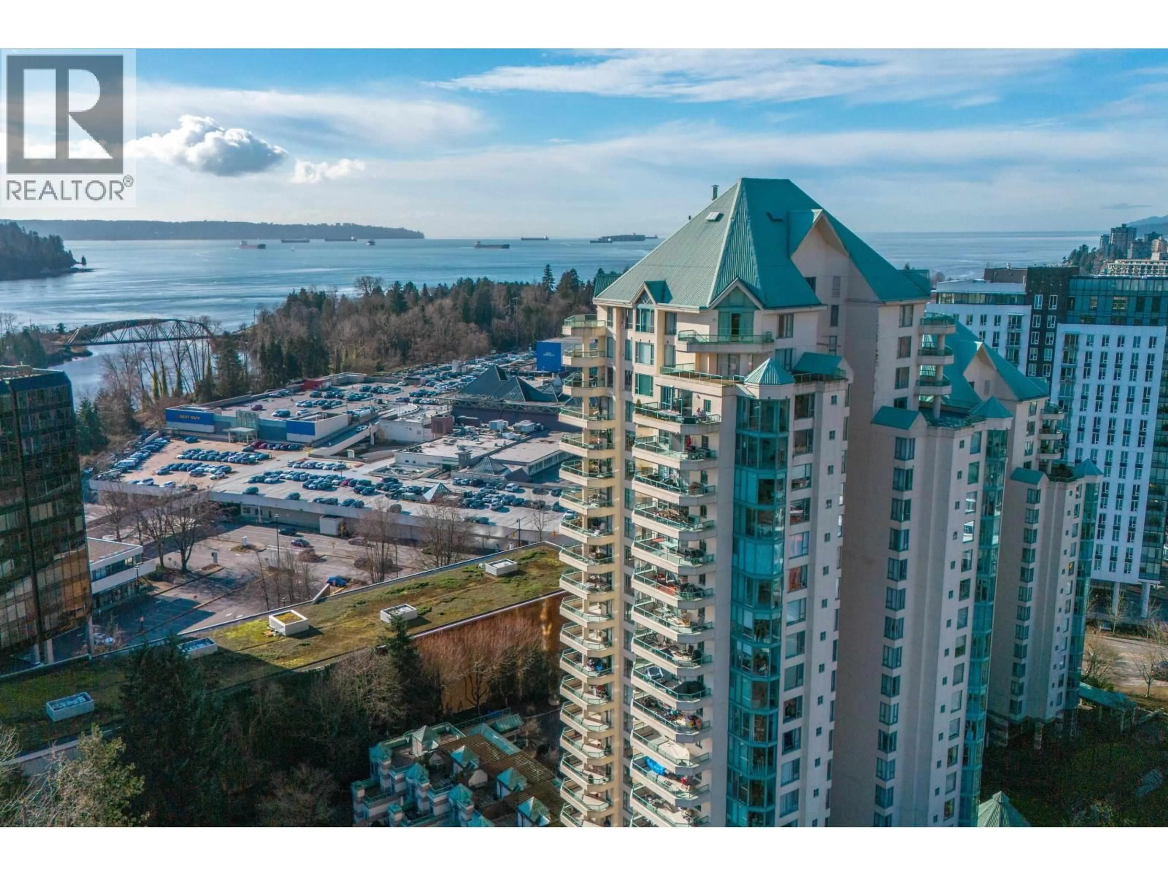 A pic from outside/outdoor area/front of a property/back of a property/a pic from drone, water/lake/river/ocean view for 15B - 338 TAYLOR WAY, West Vancouver British Columbia V7T2Y1