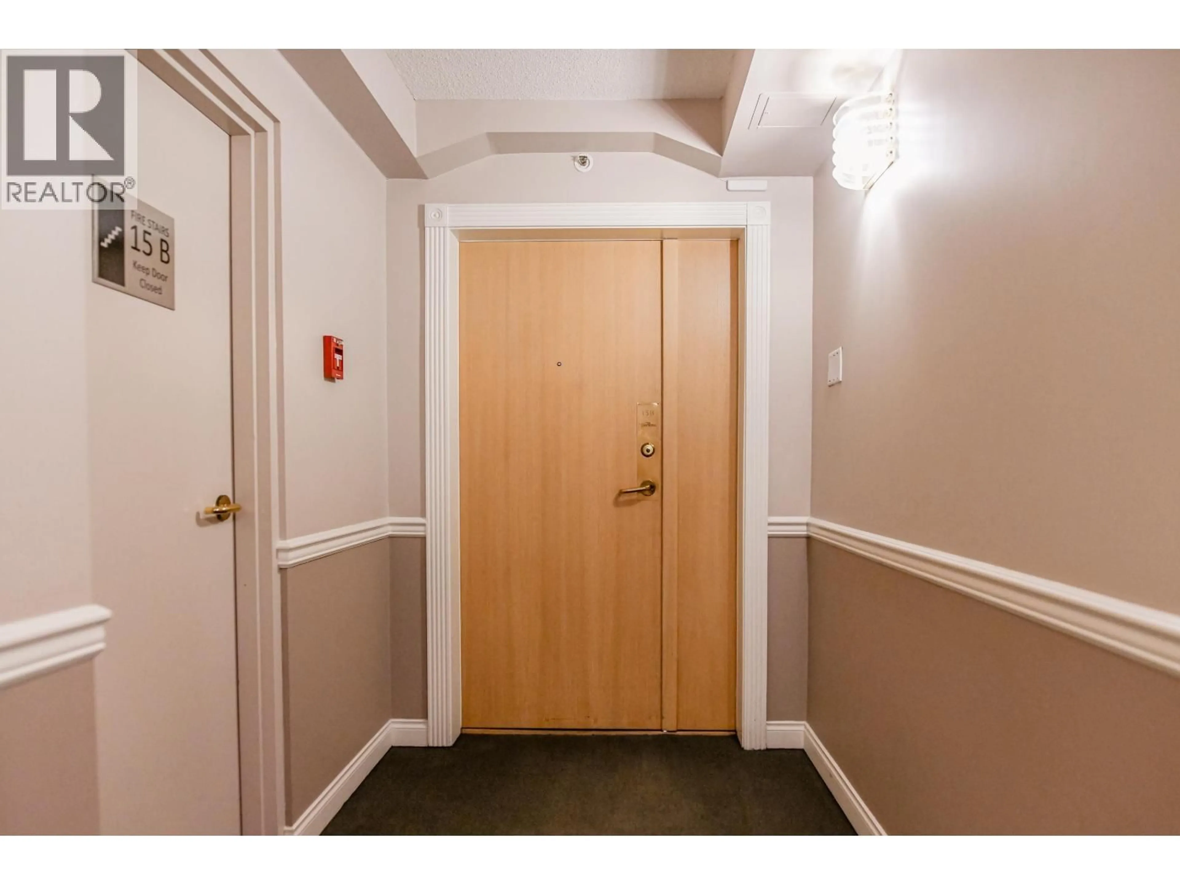 Indoor foyer for 15B - 338 TAYLOR WAY, West Vancouver British Columbia V7T2Y1