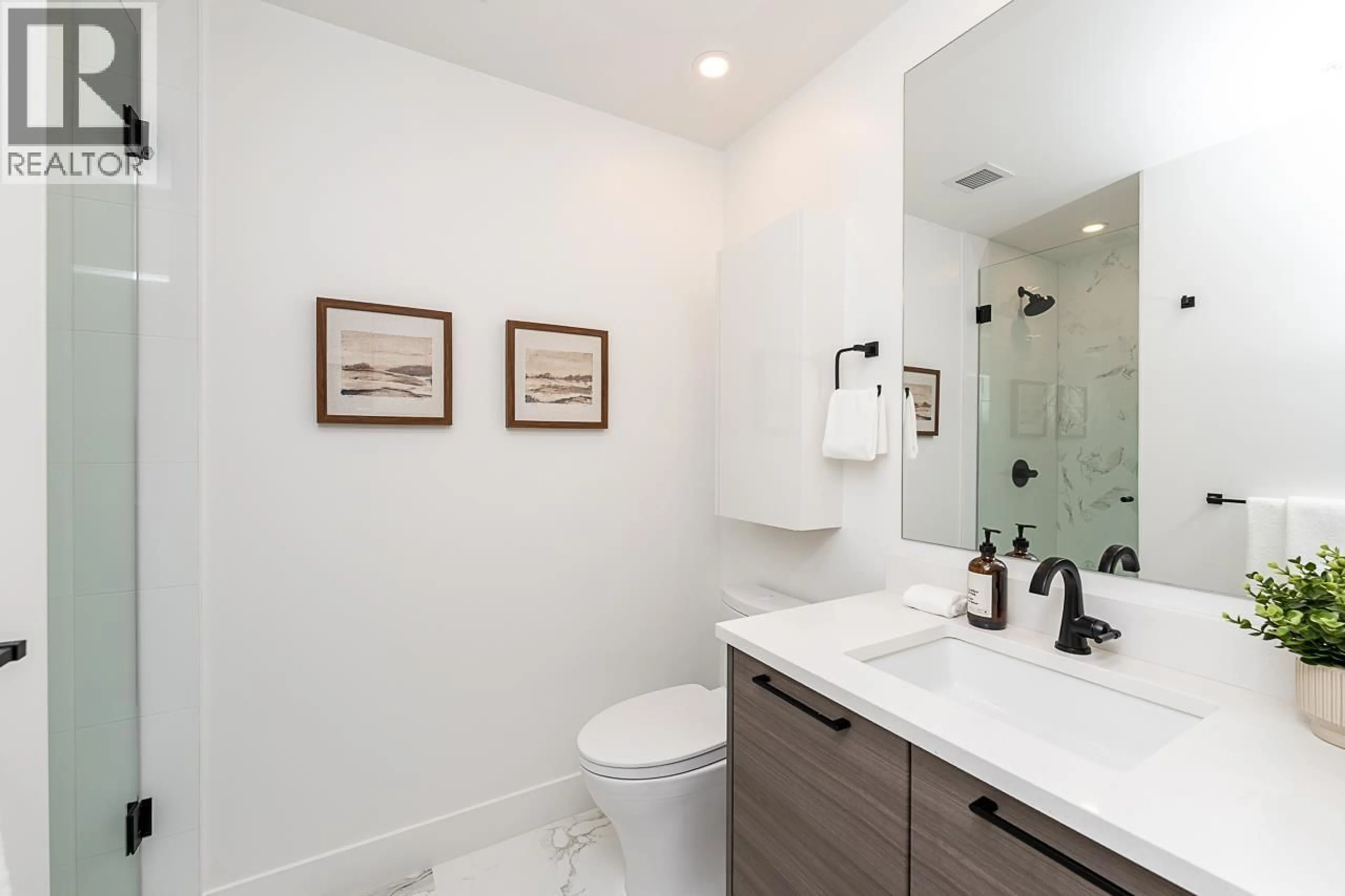 Contemporary bathroom, ceramic/tile floor for 203 - 422 LAKEWOOD DRIVE, Vancouver British Columbia V5L0E8