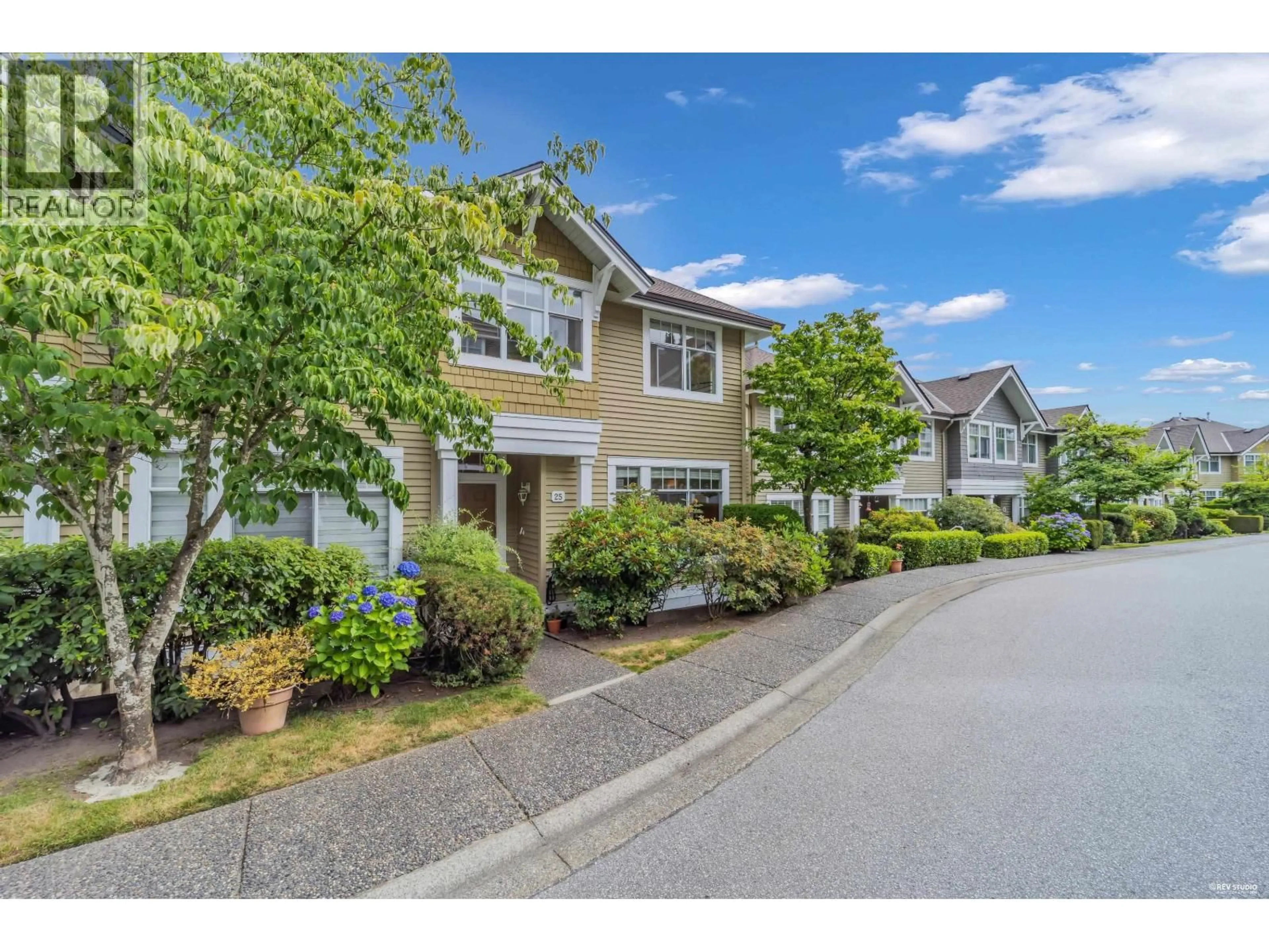 A pic from outside/outdoor area/front of a property/back of a property/a pic from drone, street for 25 - 5298 OAKMOUNT CRESCENT, Burnaby British Columbia V5H4S2