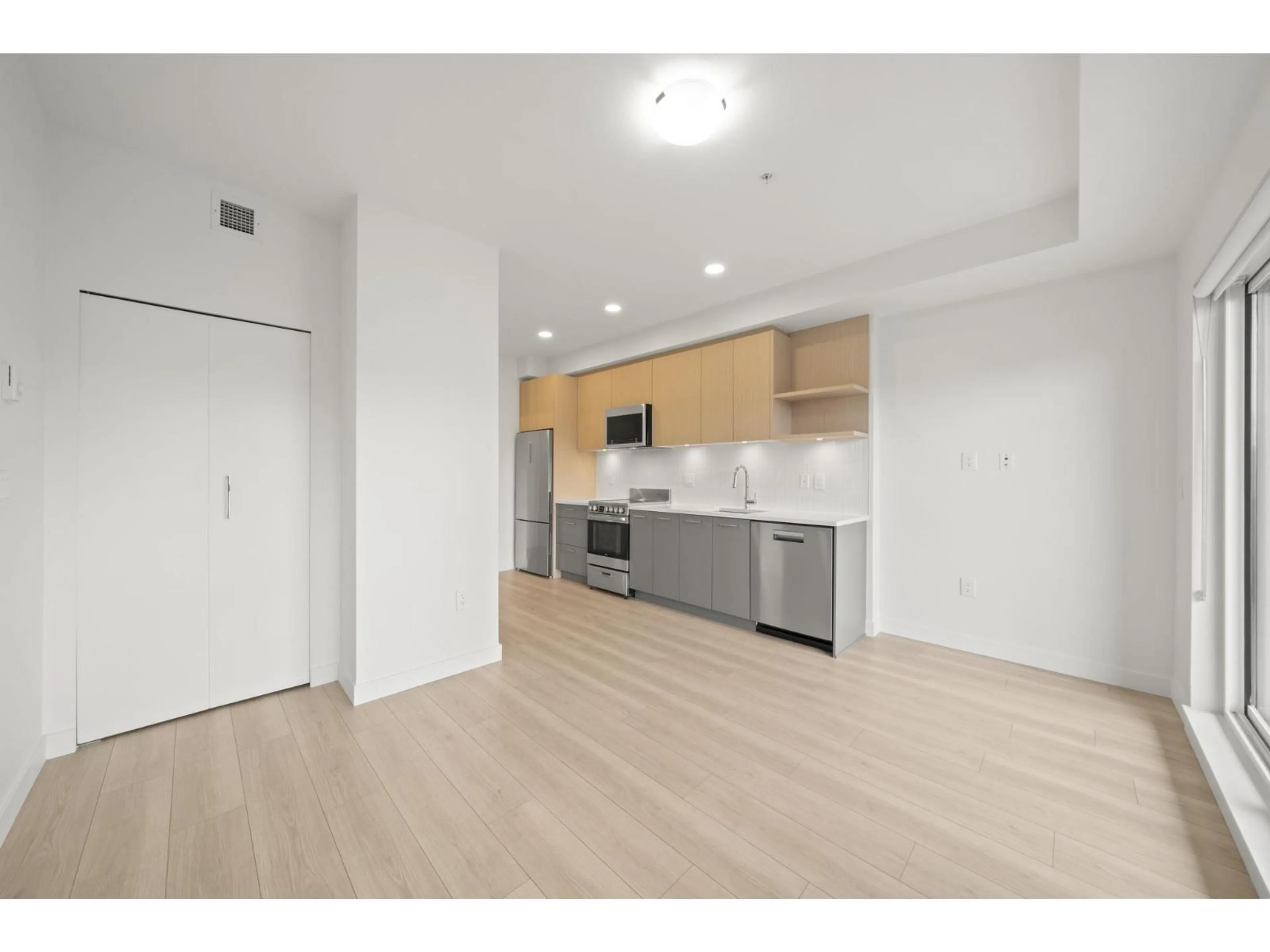 Standard kitchen, wood/laminate floor for 412 - 10777 138 STREET, Surrey British Columbia V3T0T5