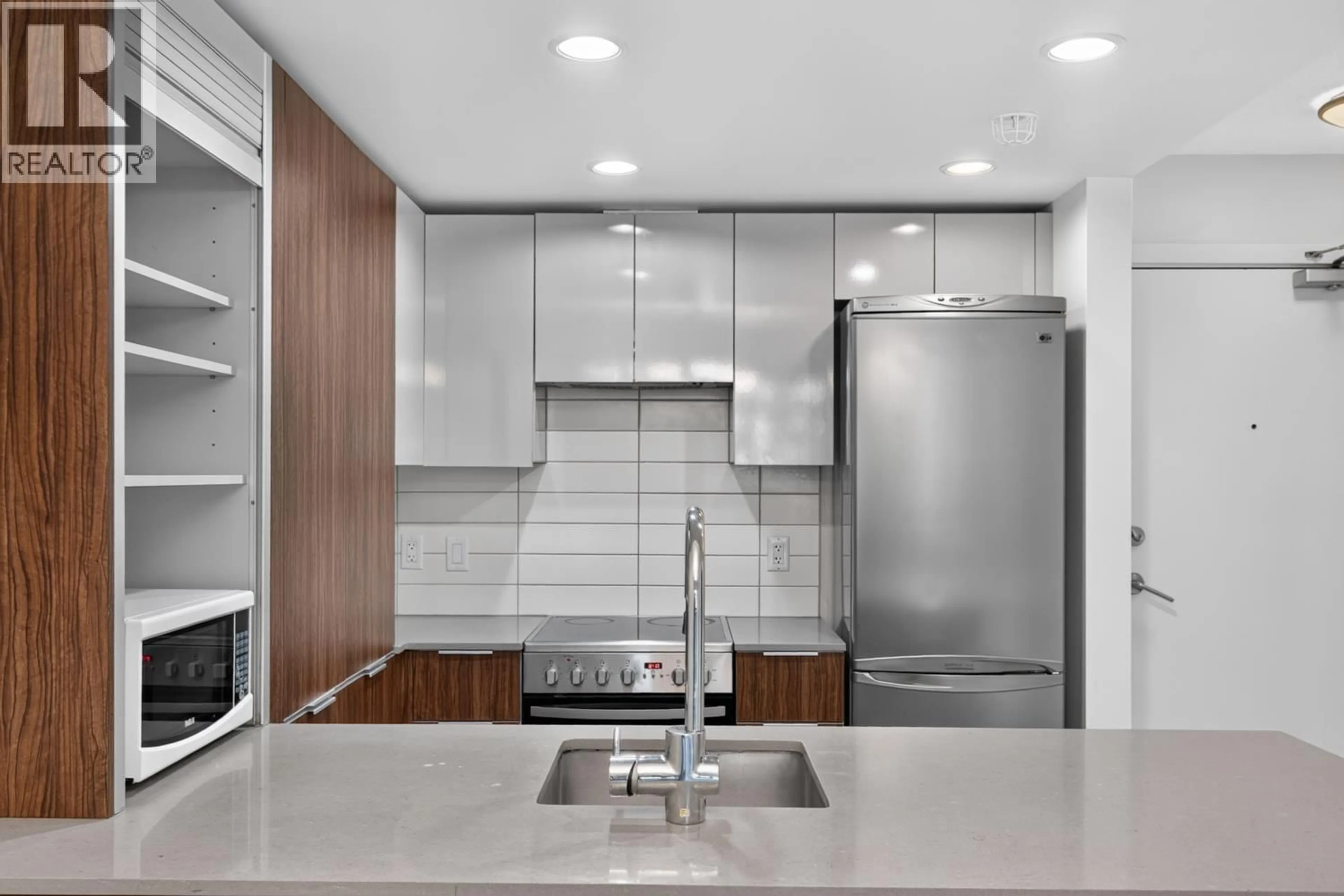 Contemporary kitchen, ceramic/tile floor for 410 - 1088 RICHARDS STREET, Vancouver British Columbia V6B0J8