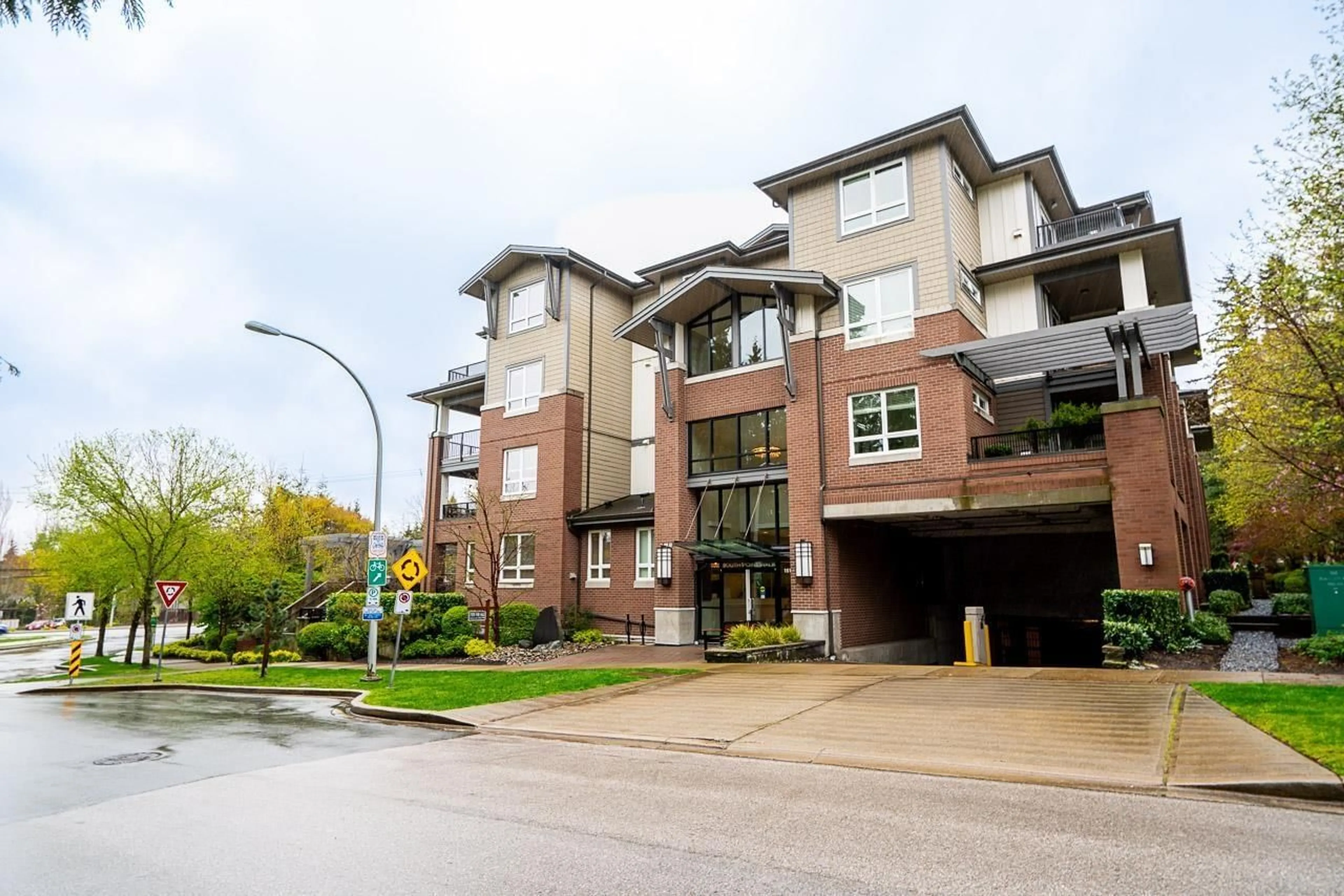 Indoor foyer for 308 - 15188 29A AVENUE, Surrey British Columbia V4P1H1