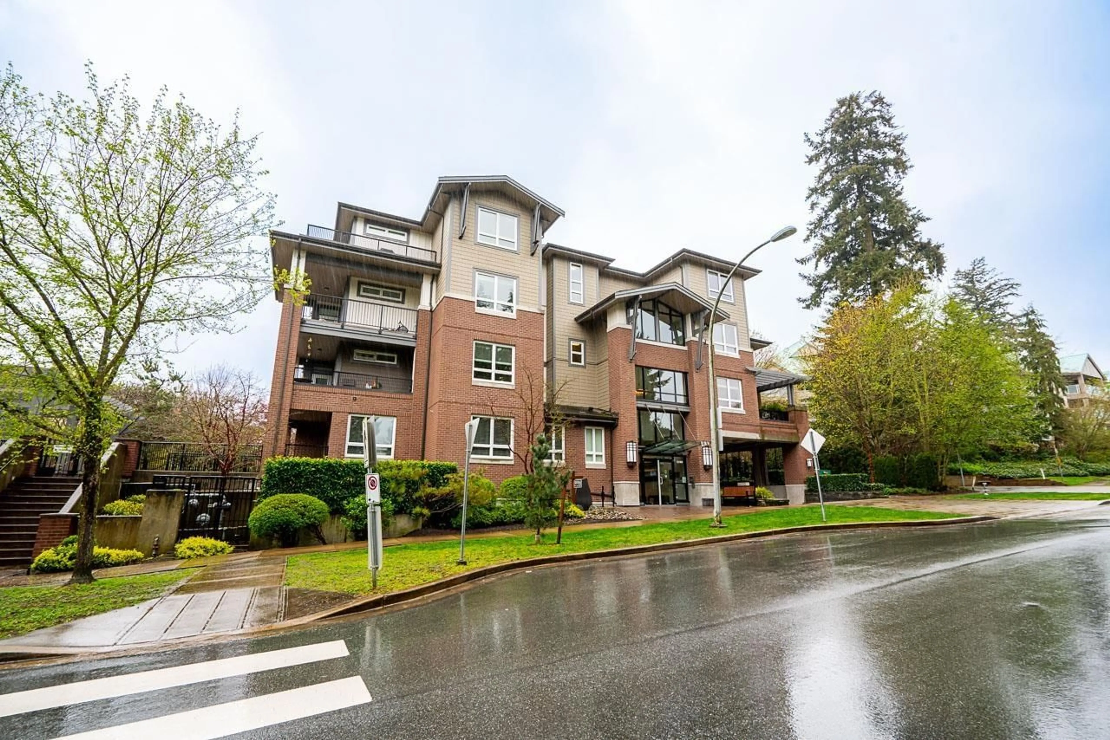 Home with brick exterior material, street for 308 - 15188 29A AVENUE, Surrey British Columbia V4P1H1