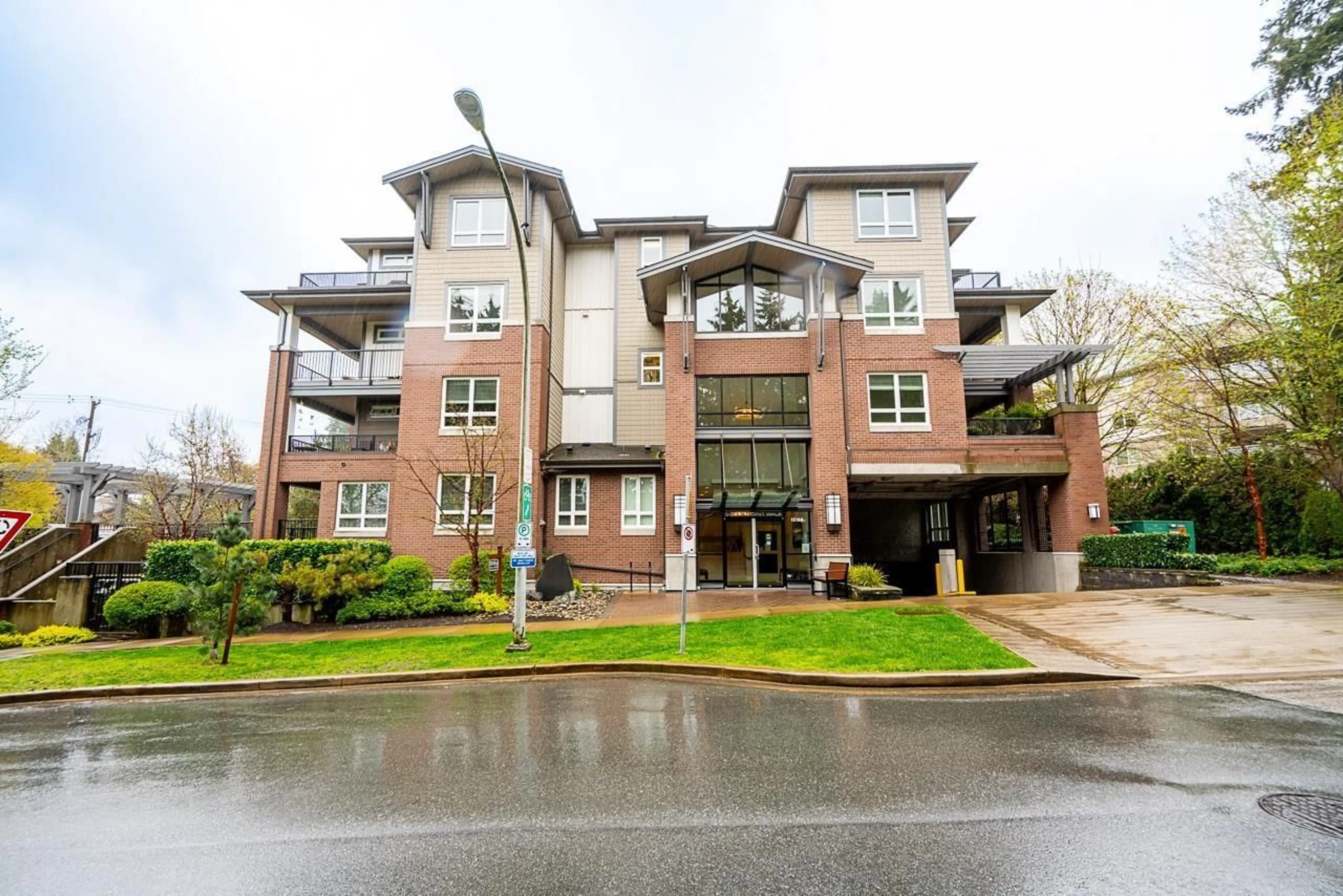 Indoor foyer for 308 - 15188 29A AVENUE, Surrey British Columbia V4P1H1
