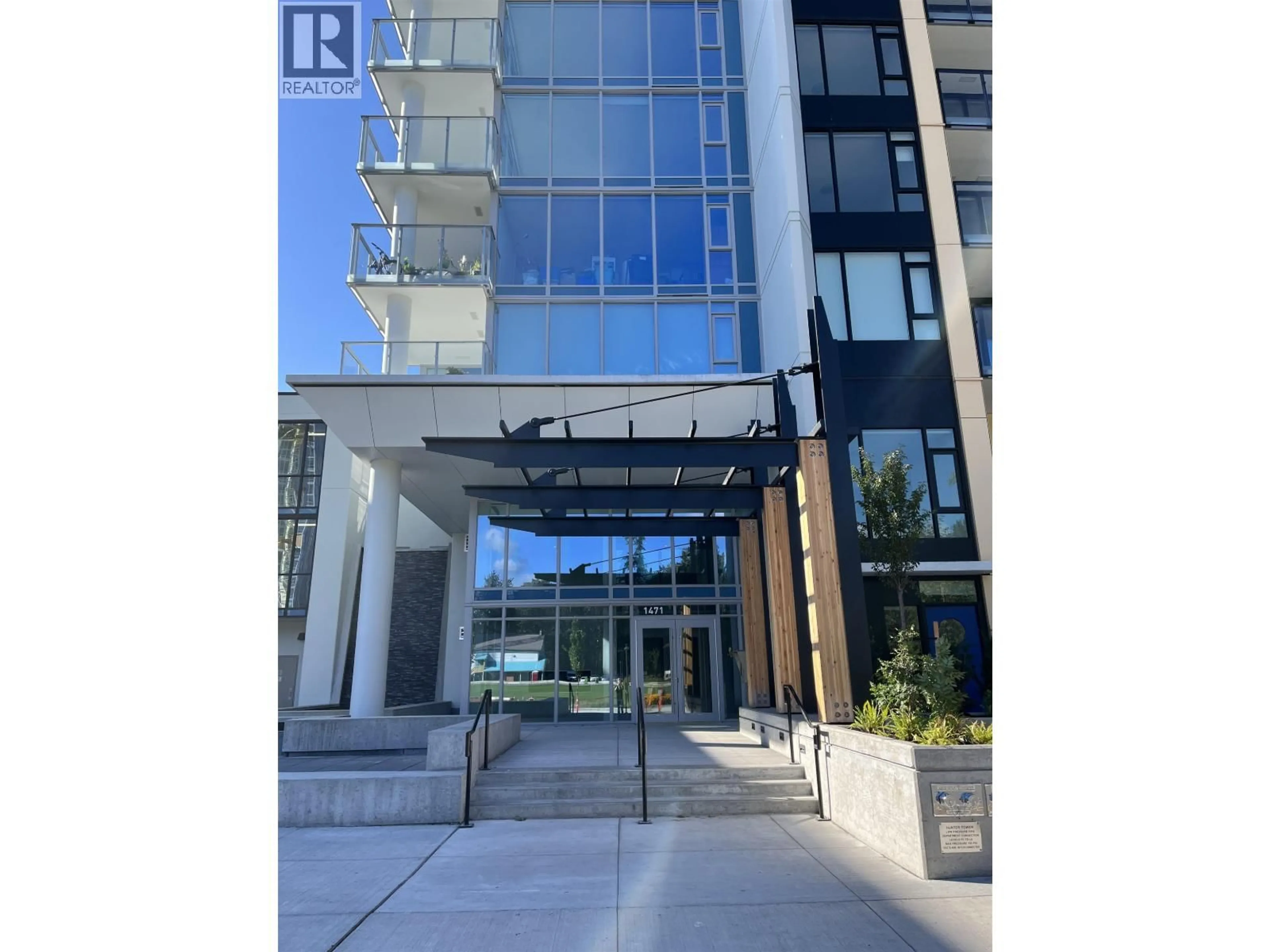Indoor foyer for 502 - 1471 HUNTER STREET, North Vancouver British Columbia V7J1H3