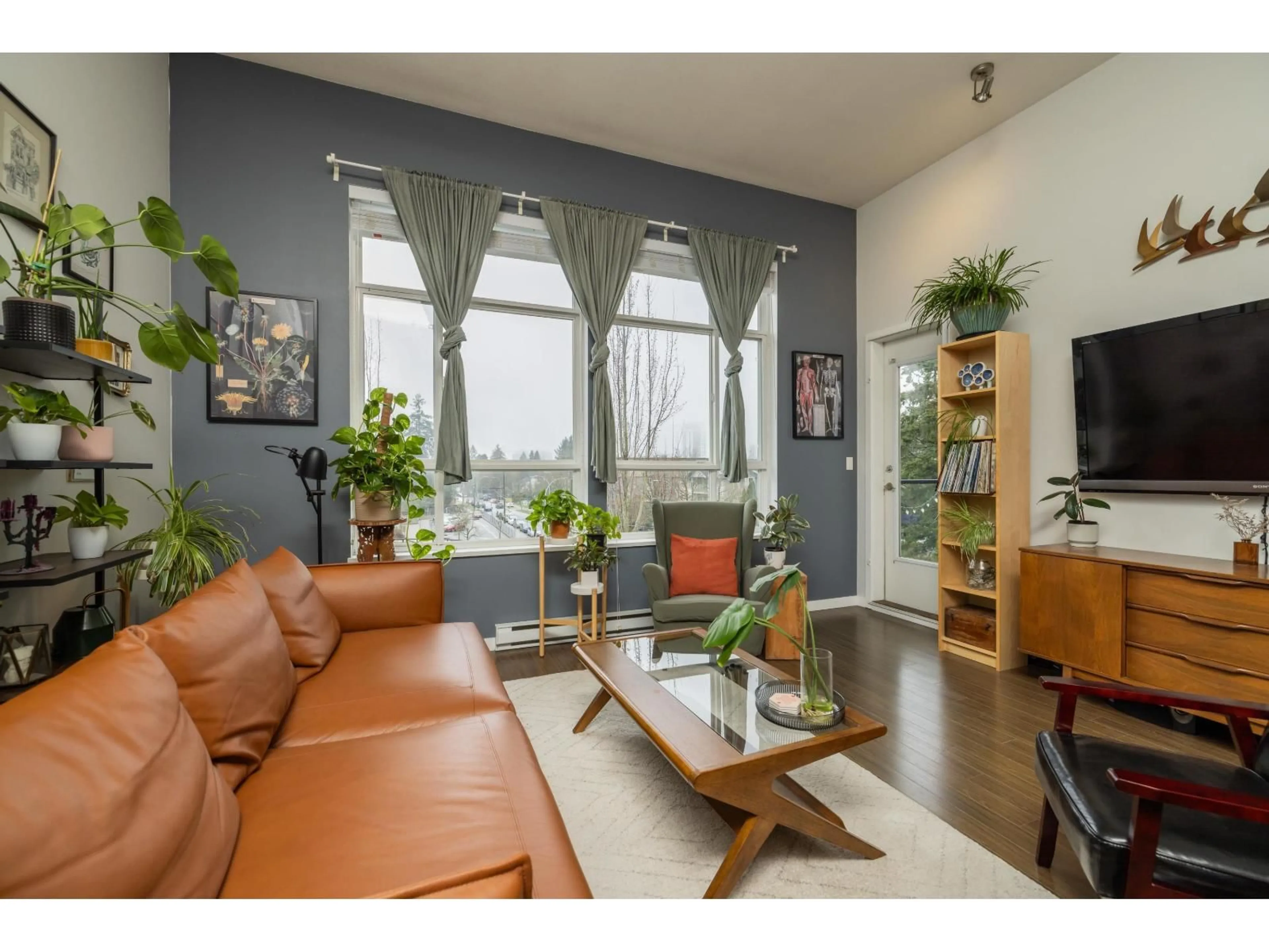 Living room with furniture, wood/laminate floor for 408 - 10788 139 STREET, Surrey British Columbia V3T0A6