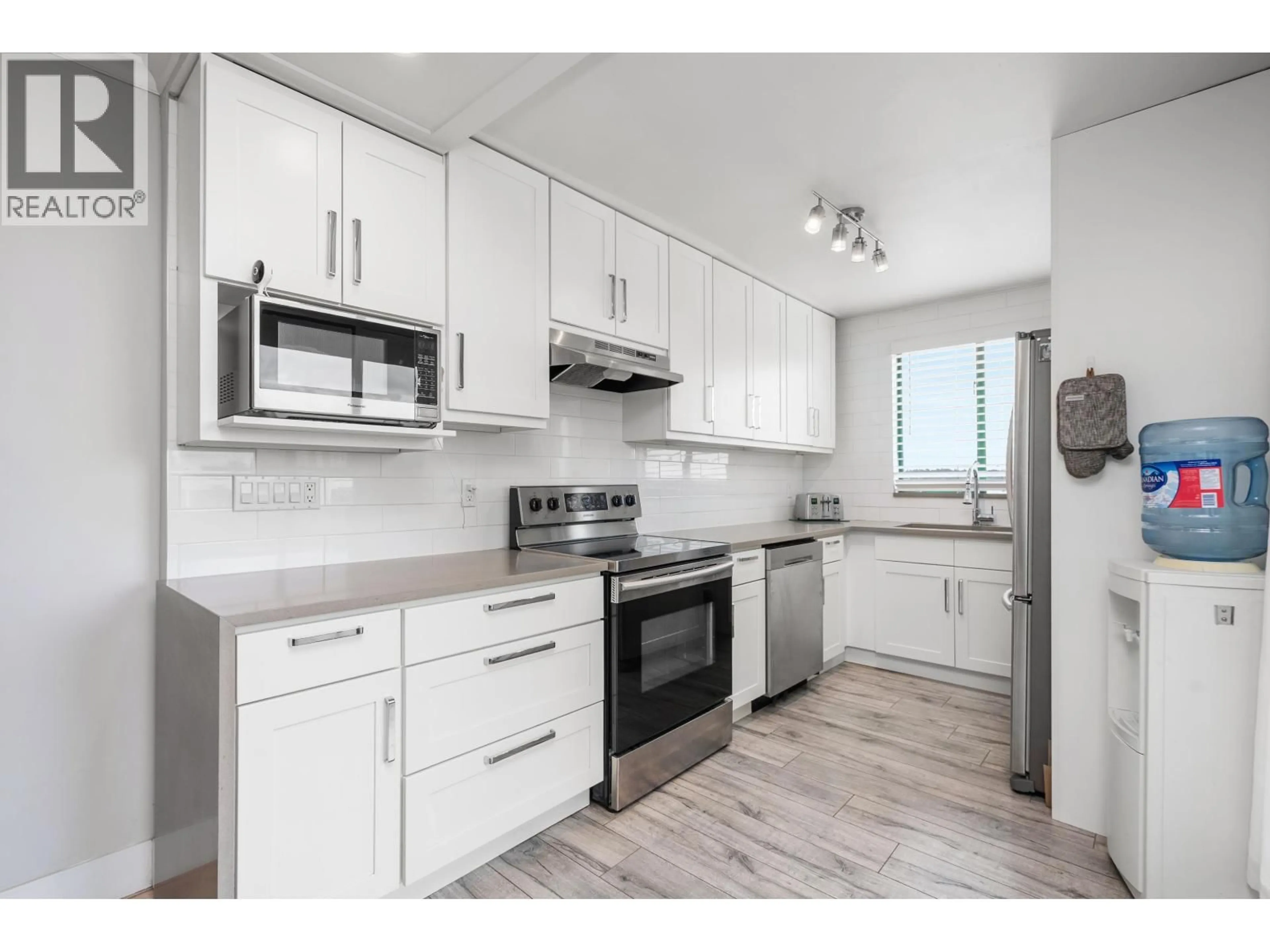 Standard kitchen, wood/laminate floor for 502 - 420 CARNARVON STREET, New Westminster British Columbia V3L5P1