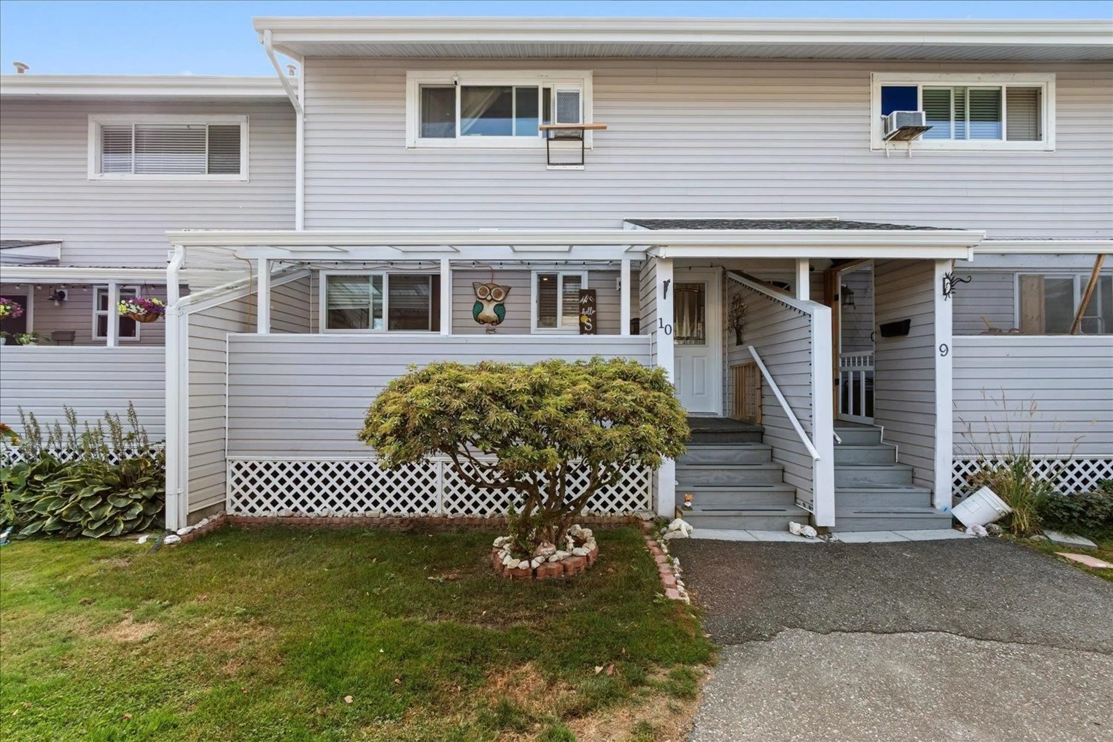 Home with vinyl exterior material, street for 10 - 45215 WOLFE ROAD, Chilliwack British Columbia V2P1V5