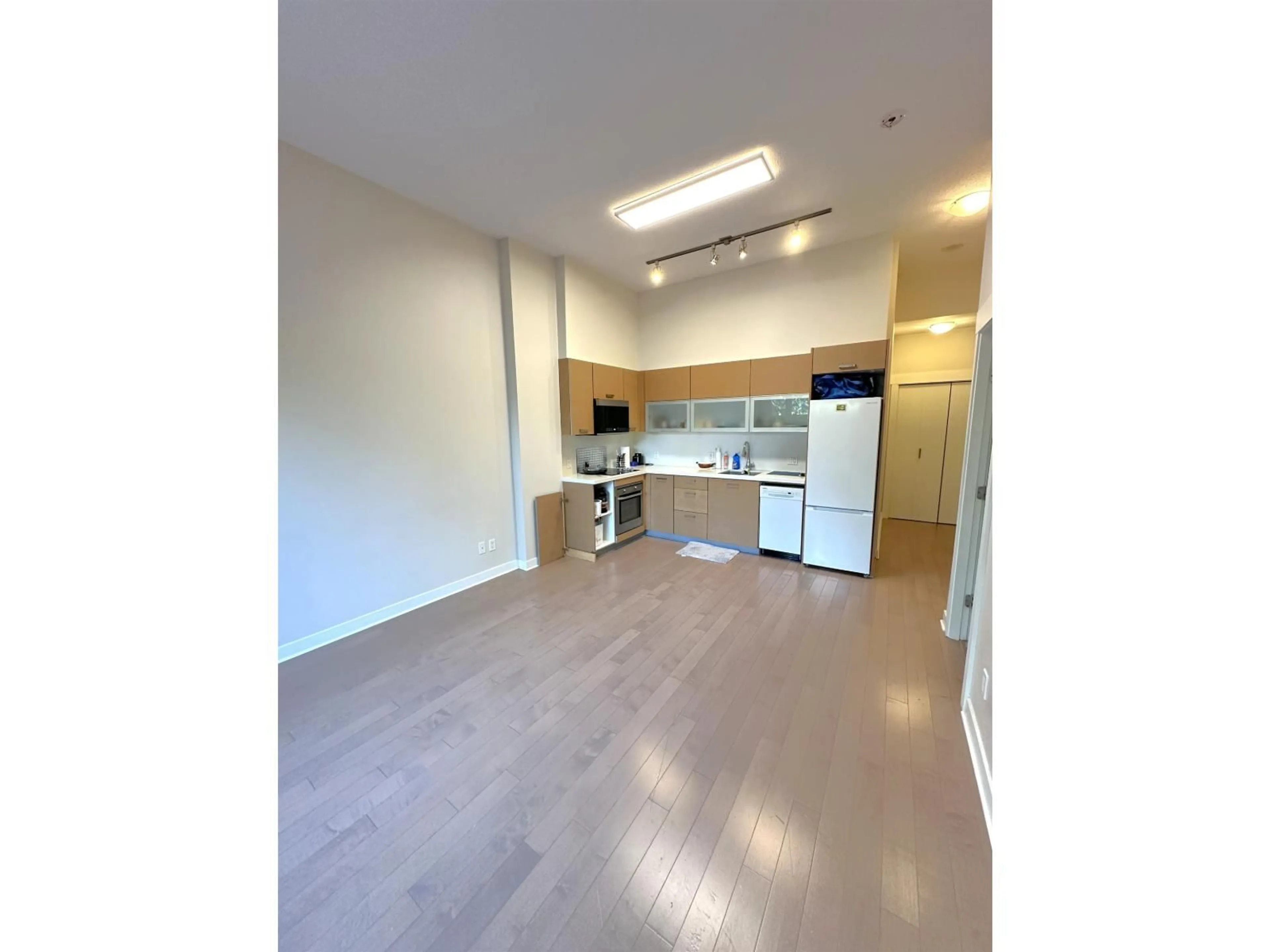 Standard kitchen, unknown for 102 - 13380 108 AVENUE, Surrey British Columbia V3T0E7