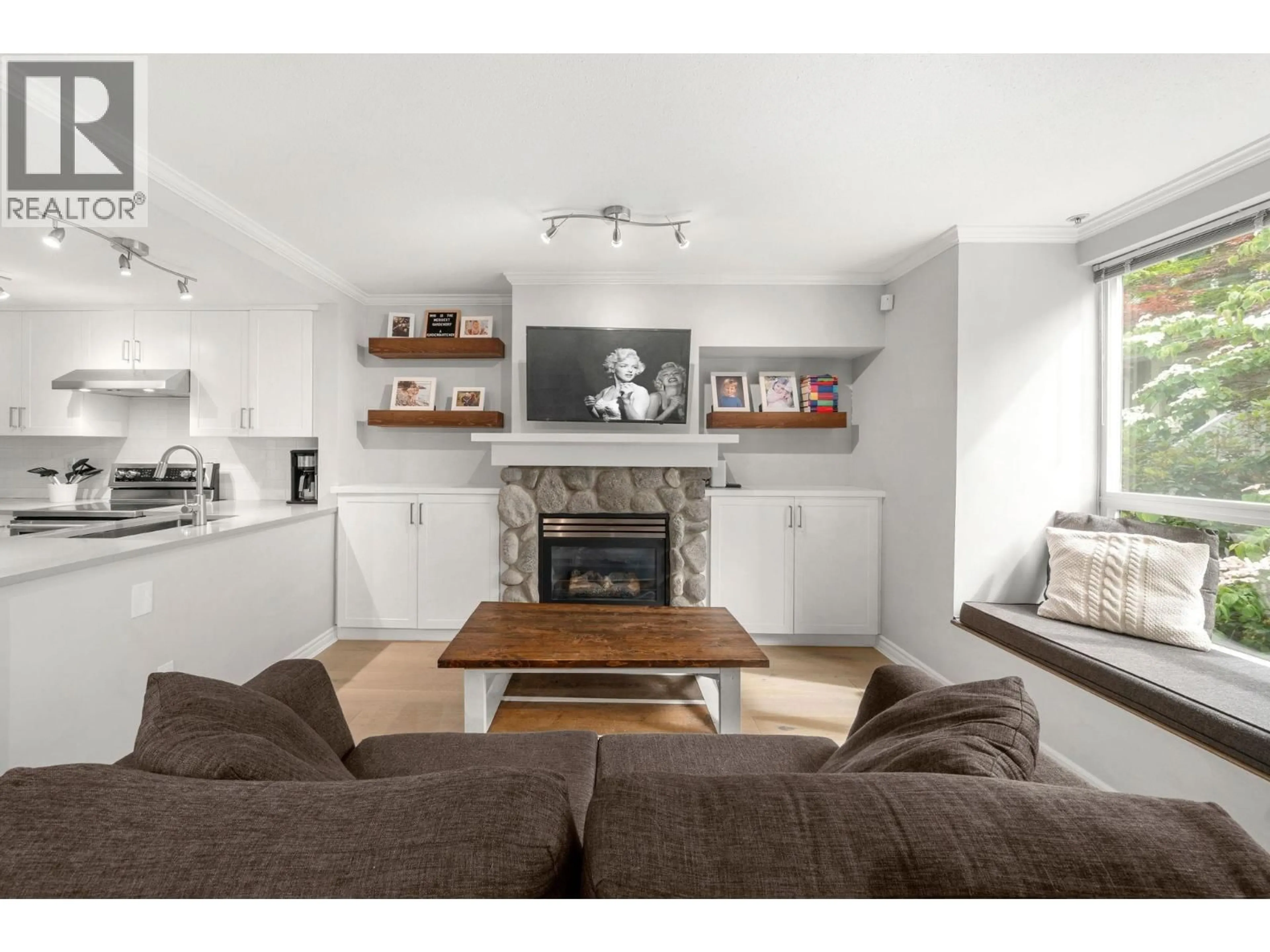 Living room with furniture, wood/laminate floor for 6 - 1073 LYNN VALLEY ROAD, North Vancouver British Columbia V7J1Z6