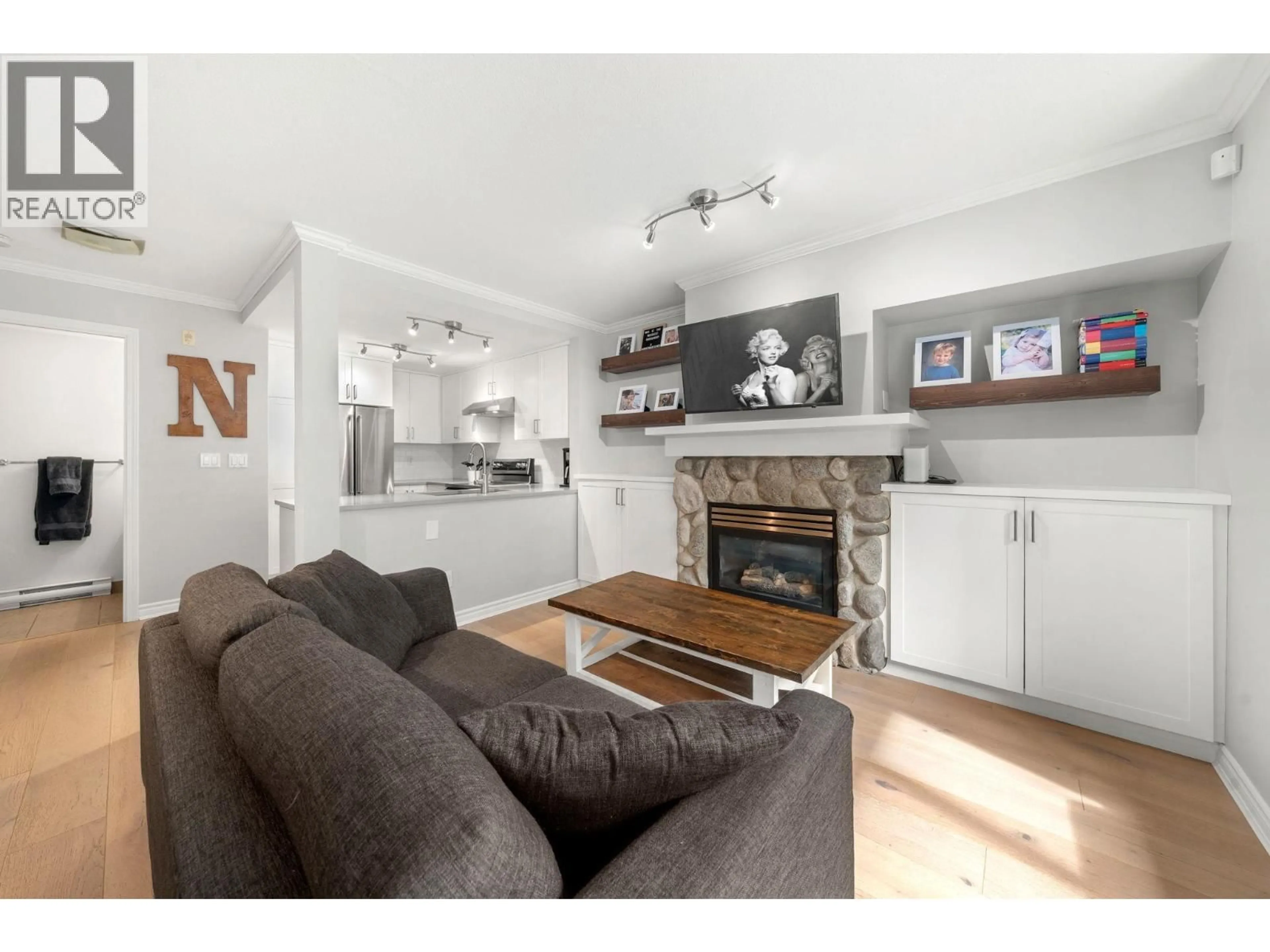 Living room with furniture, wood/laminate floor for 6 - 1073 LYNN VALLEY ROAD, North Vancouver British Columbia V7J1Z6
