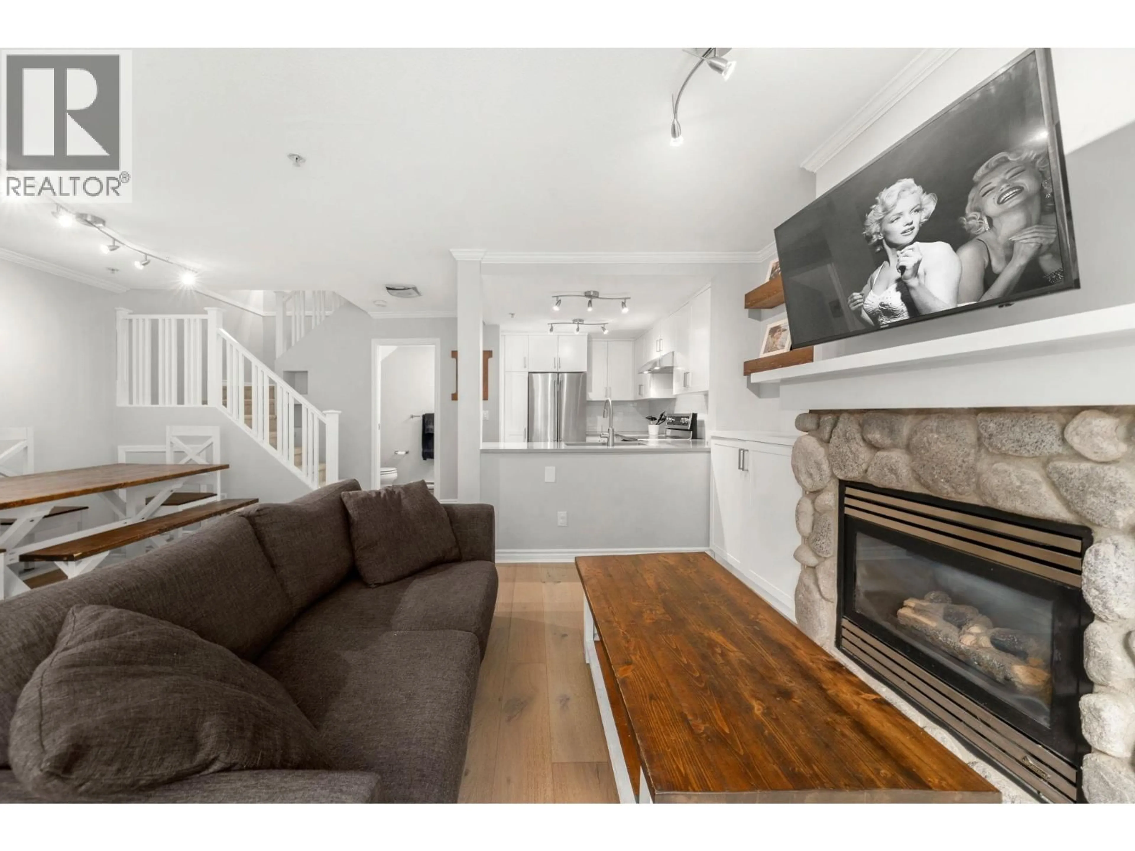 Living room with furniture, wood/laminate floor for 6 - 1073 LYNN VALLEY ROAD, North Vancouver British Columbia V7J1Z6