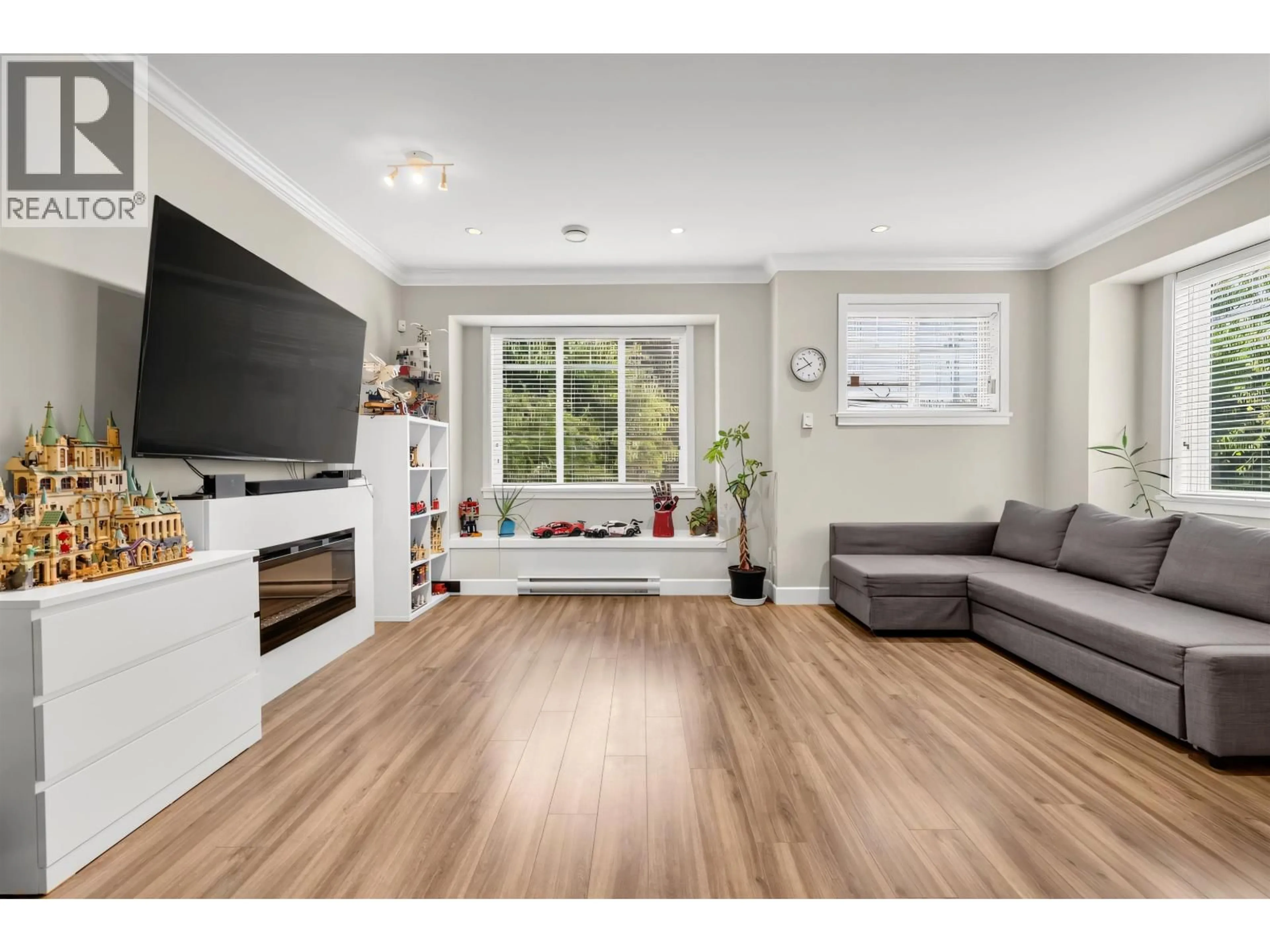 Living room with furniture, wood/laminate floor for 1 - 6511 NO. 2 ROAD, Richmond British Columbia V7C3L4