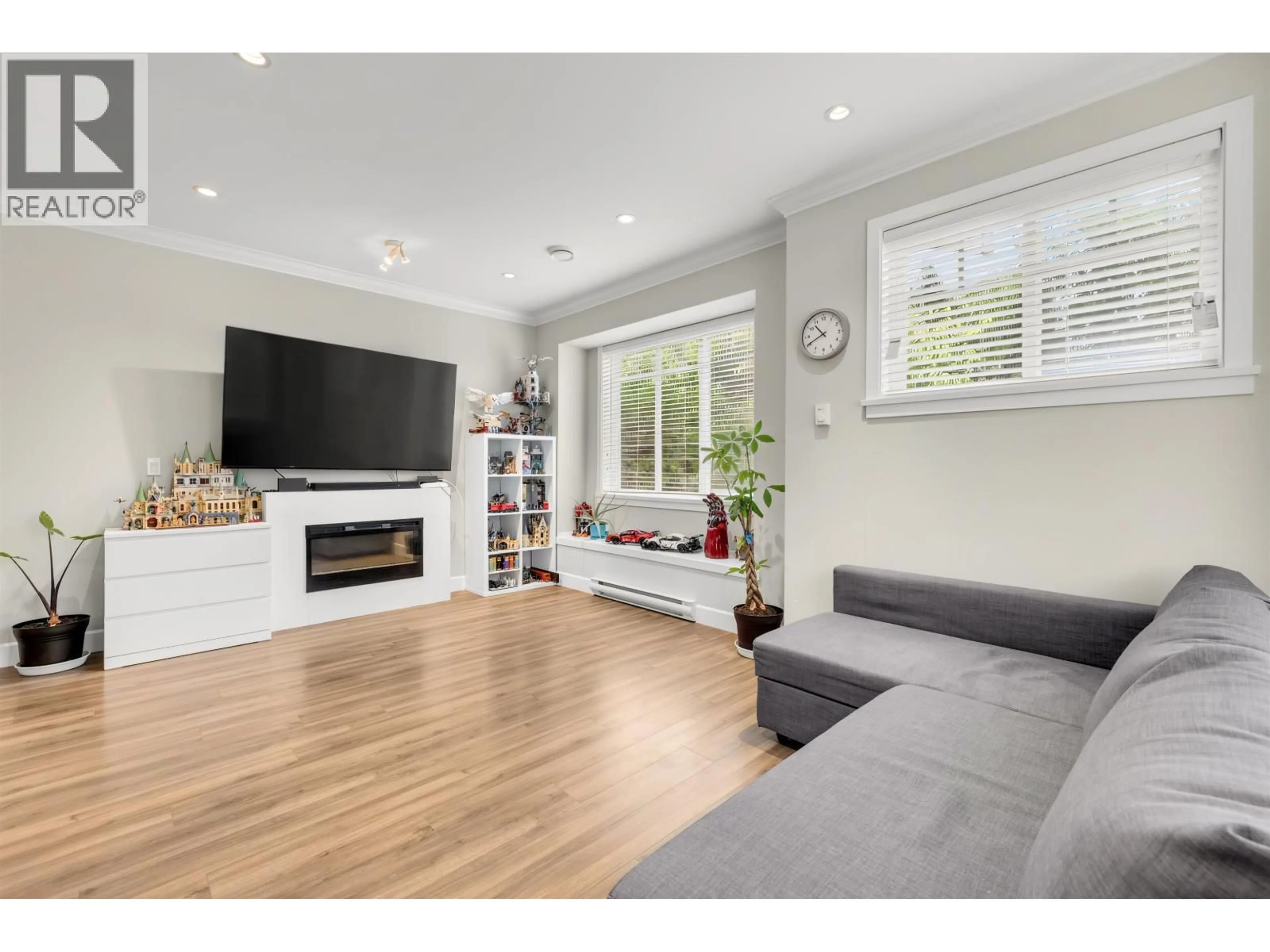 Living room with furniture, wood/laminate floor for 1 - 6511 NO. 2 ROAD, Richmond British Columbia V7C3L4