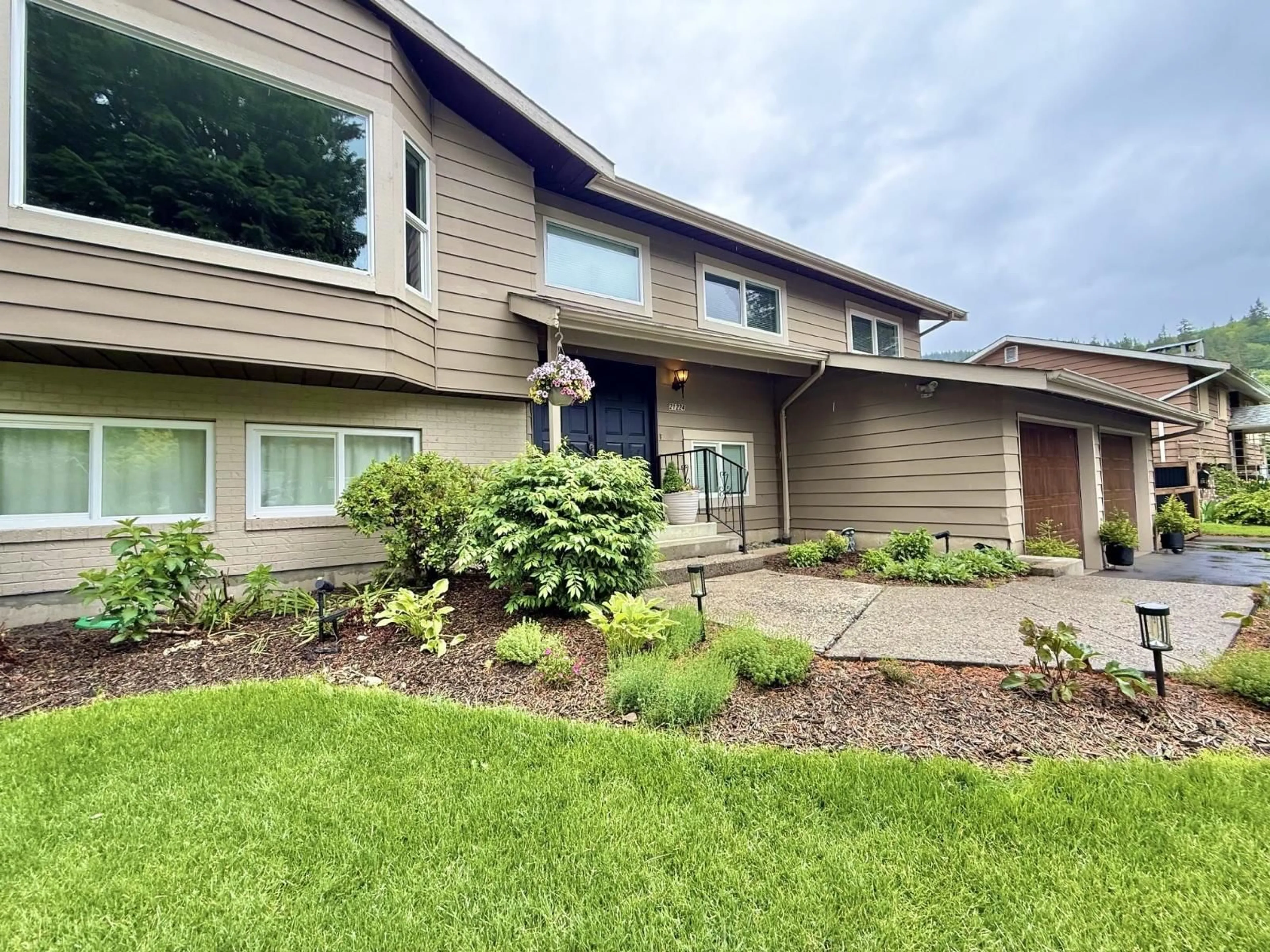 Home with vinyl exterior material, street for 21224 MOUNTVIEW CRESCENT, Hope British Columbia V0X1L1