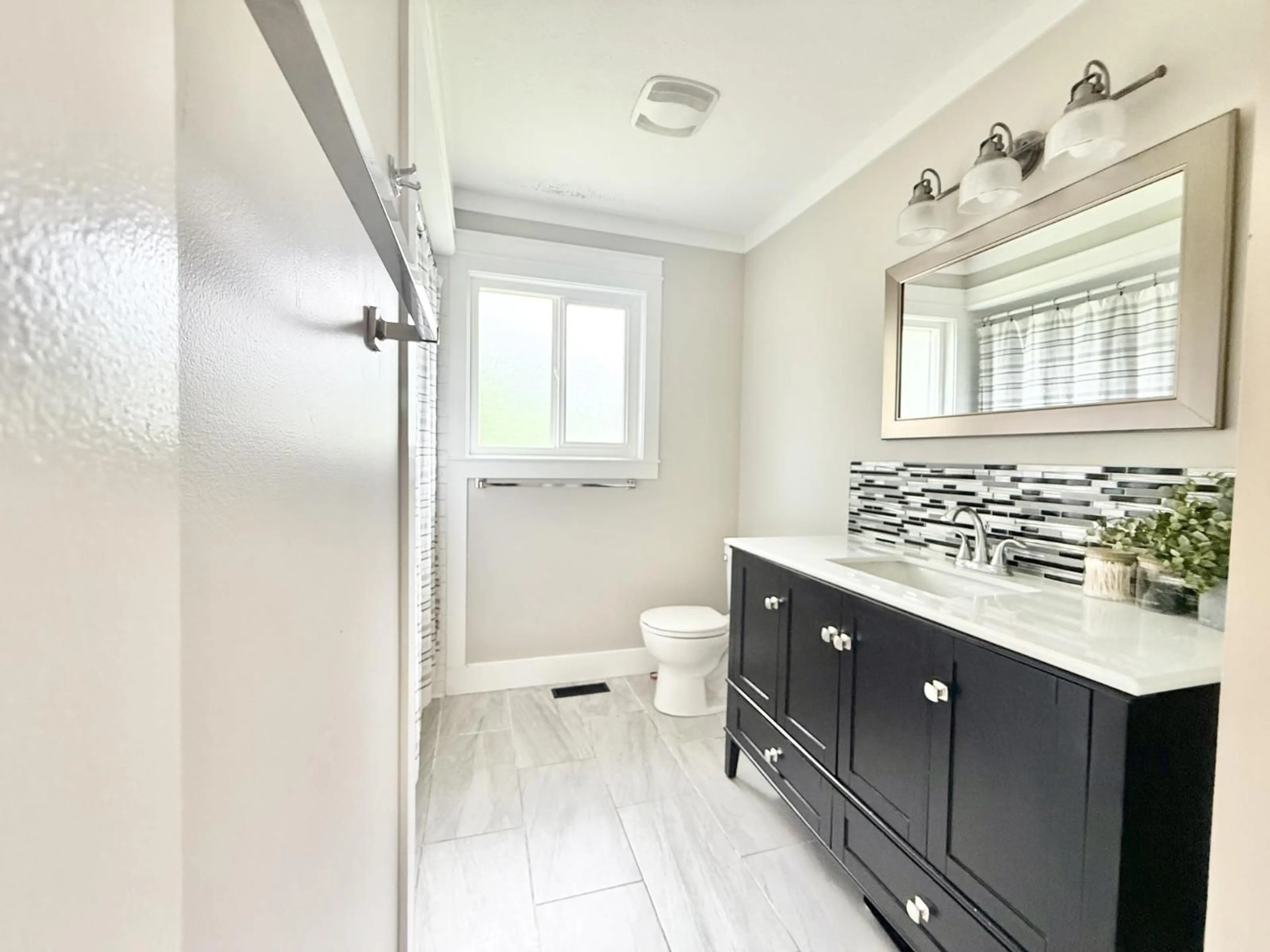 Contemporary bathroom, ceramic/tile floor for 21224 MOUNTVIEW CRESCENT, Hope British Columbia V0X1L1