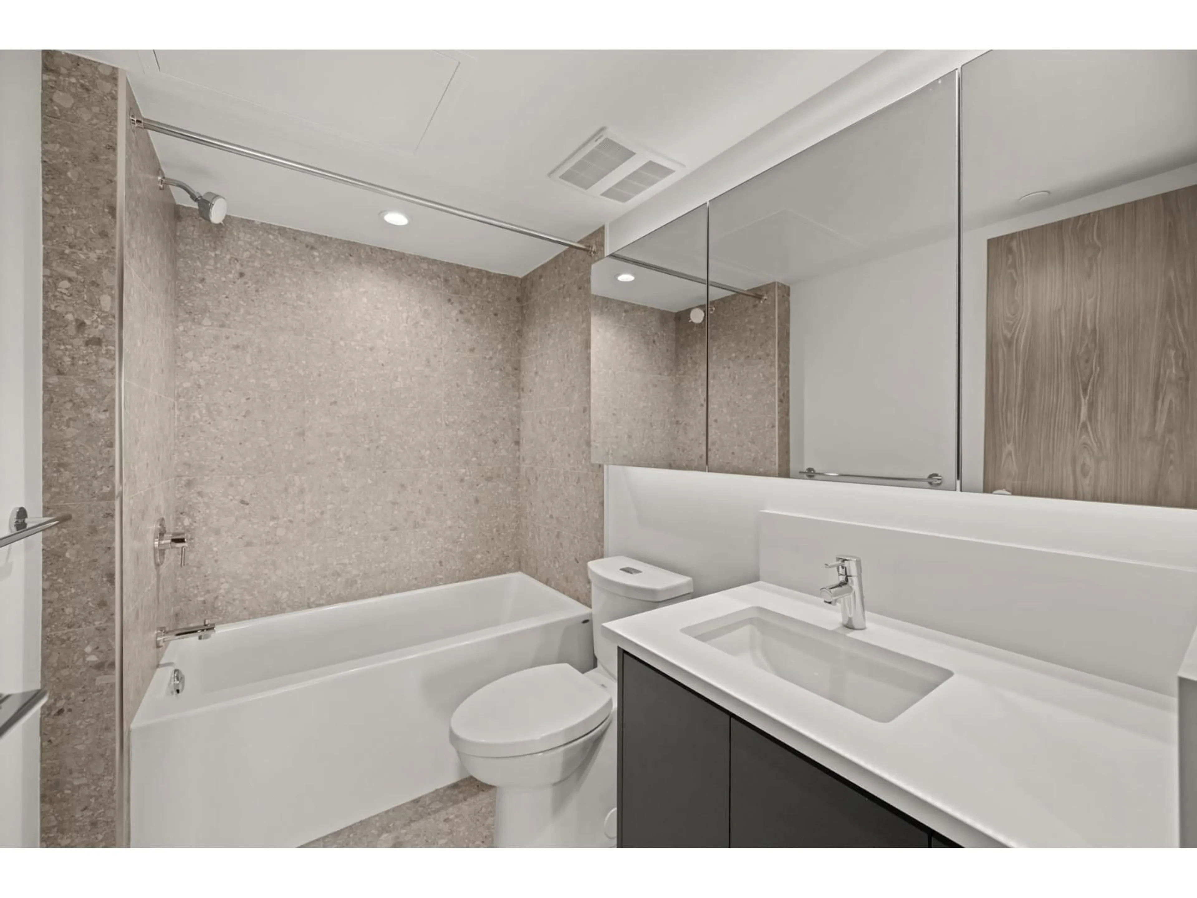 Standard bathroom, ceramic/tile floor for 3808 - 10750 135A STREET, Surrey British Columbia V3T0V4