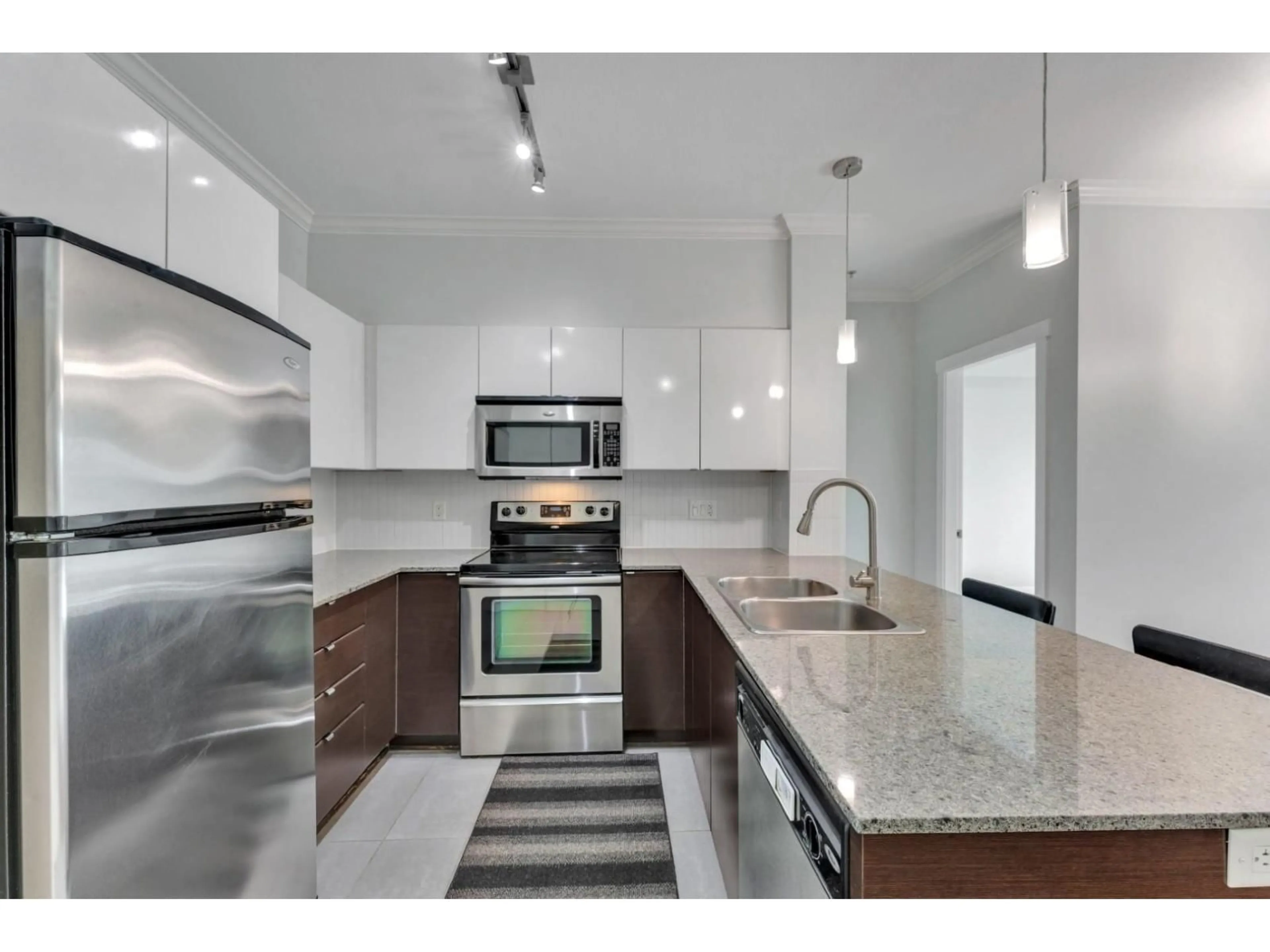 Open concept kitchen, ceramic/tile floor for 335 - 13733 107A AVENUE, Surrey British Columbia V3T0B7
