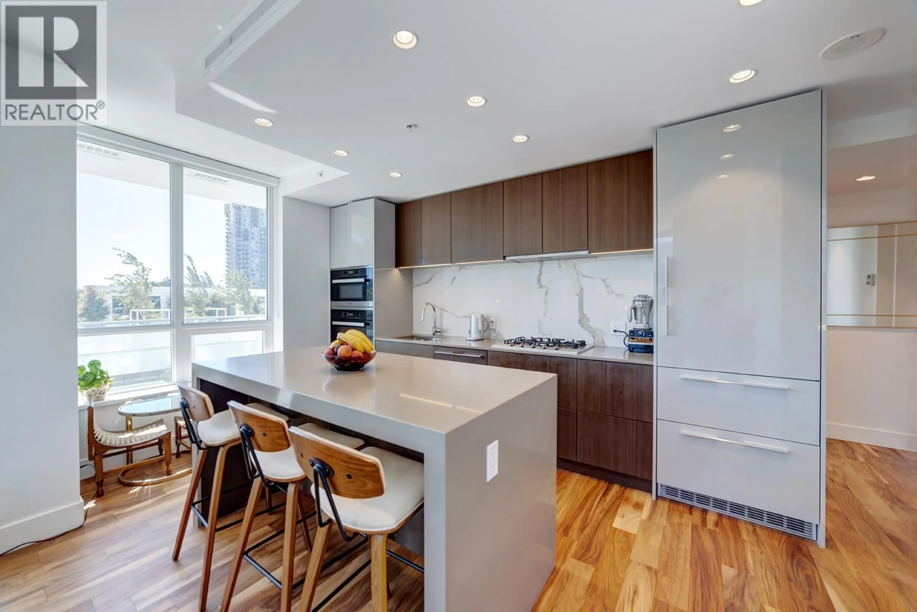 Contemporary kitchen, unknown for 301 - 1675 LIONS GATE LANE, North Vancouver British Columbia V7P3B4
