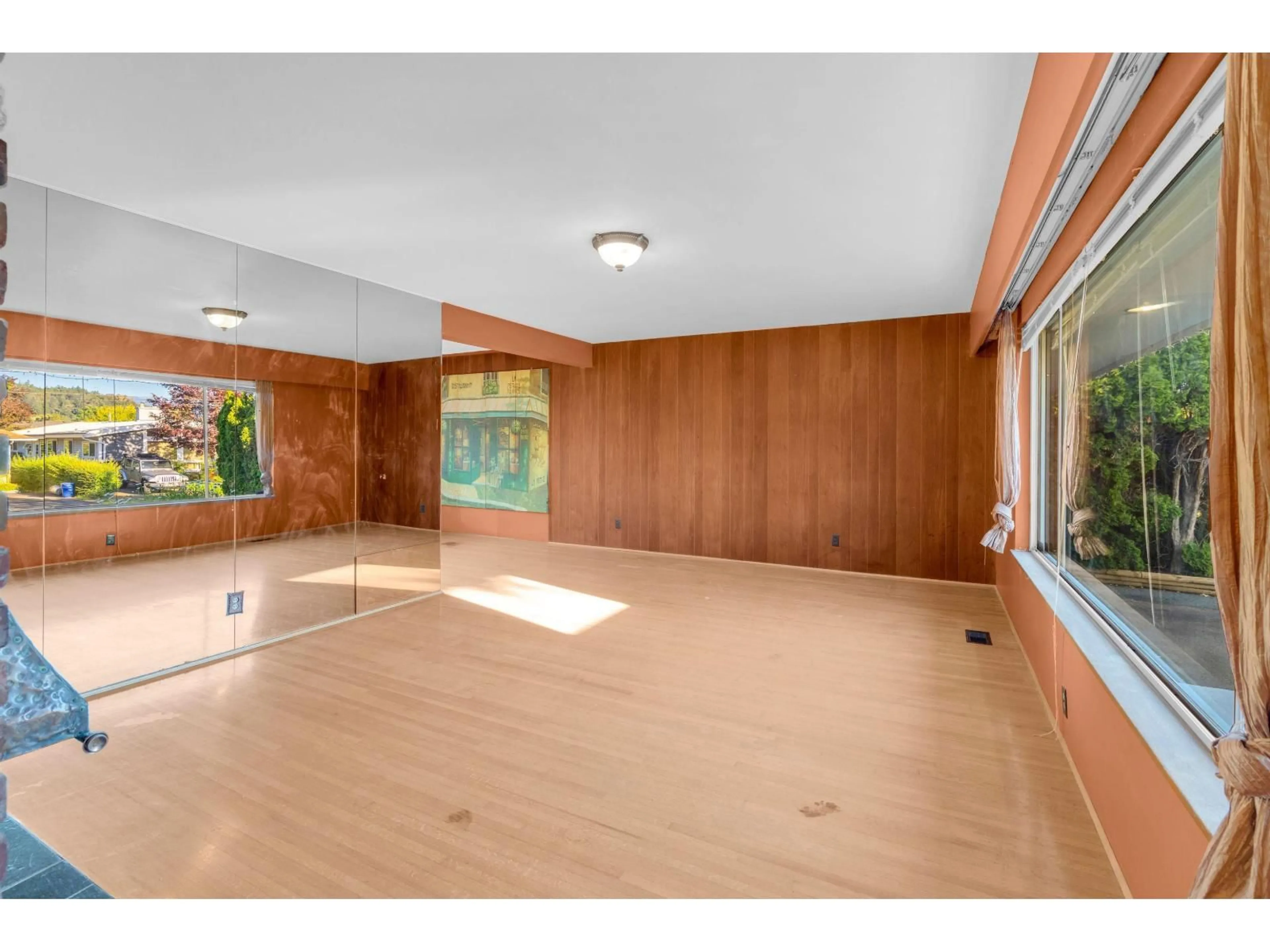 Indoor foyer for 9725 JUNIPER STREET, Chilliwack British Columbia V2P5J2