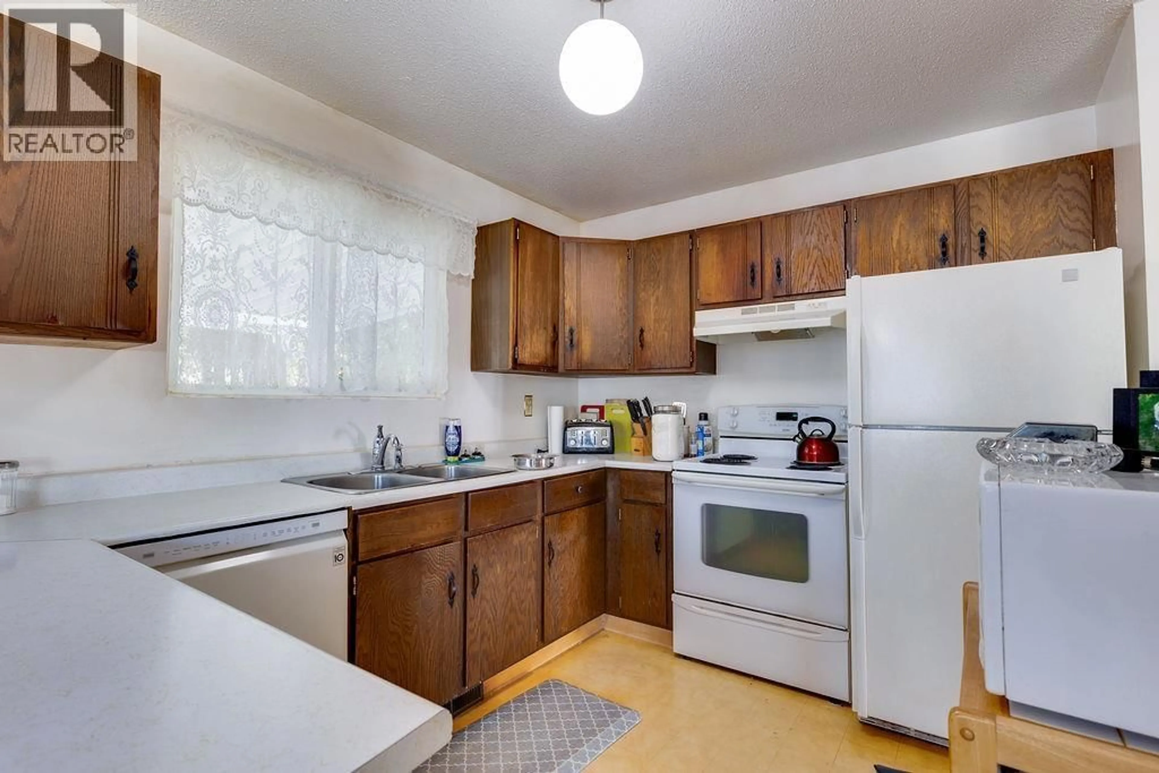 Standard kitchen, unknown for 7823 QUEENS CRESCENT, Prince George British Columbia V2N3H3