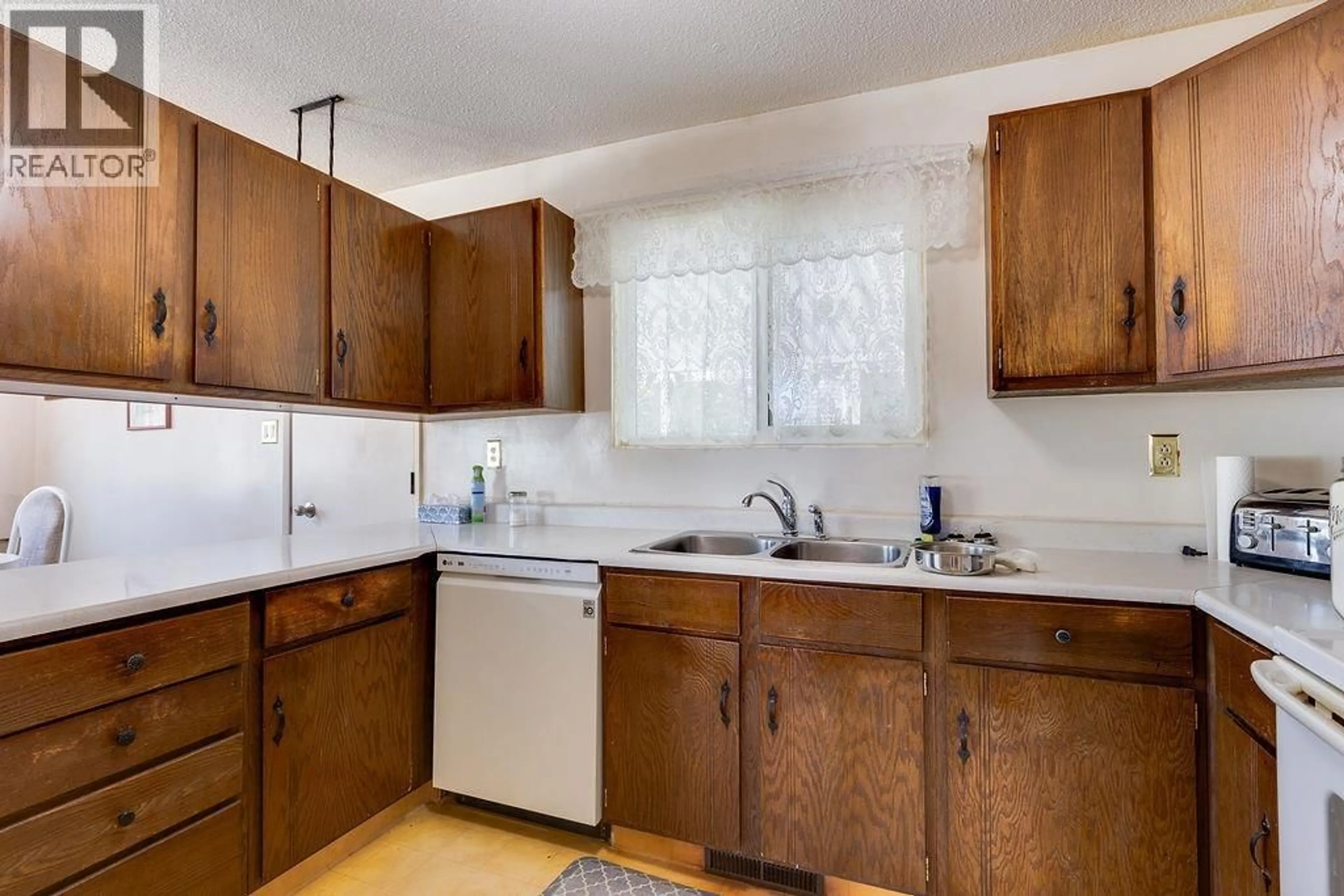 Standard kitchen, unknown for 7823 QUEENS CRESCENT, Prince George British Columbia V2N3H3