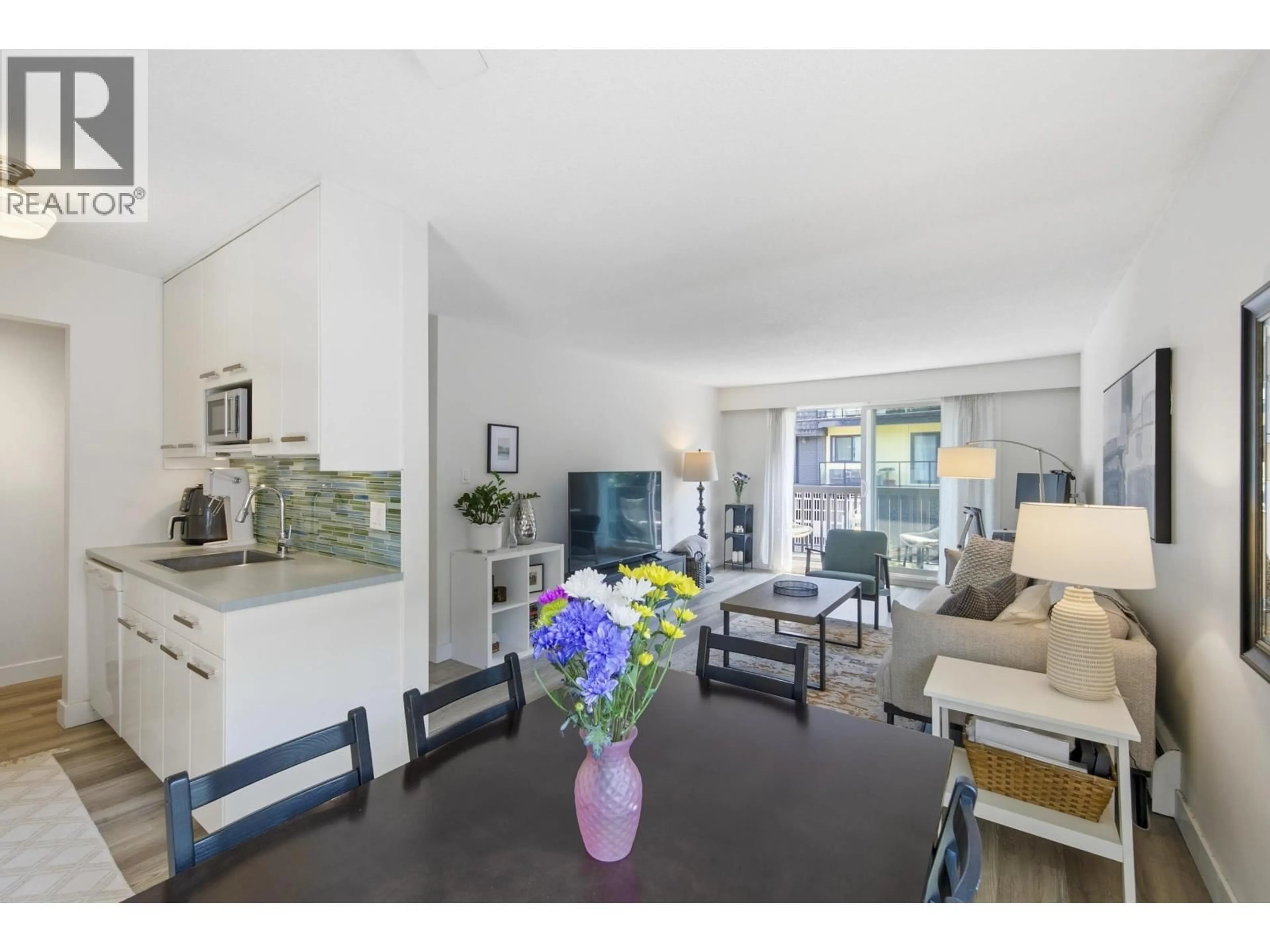 Living room with furniture, unknown for 203 - 270 3RD STREET, North Vancouver British Columbia V7M1G1