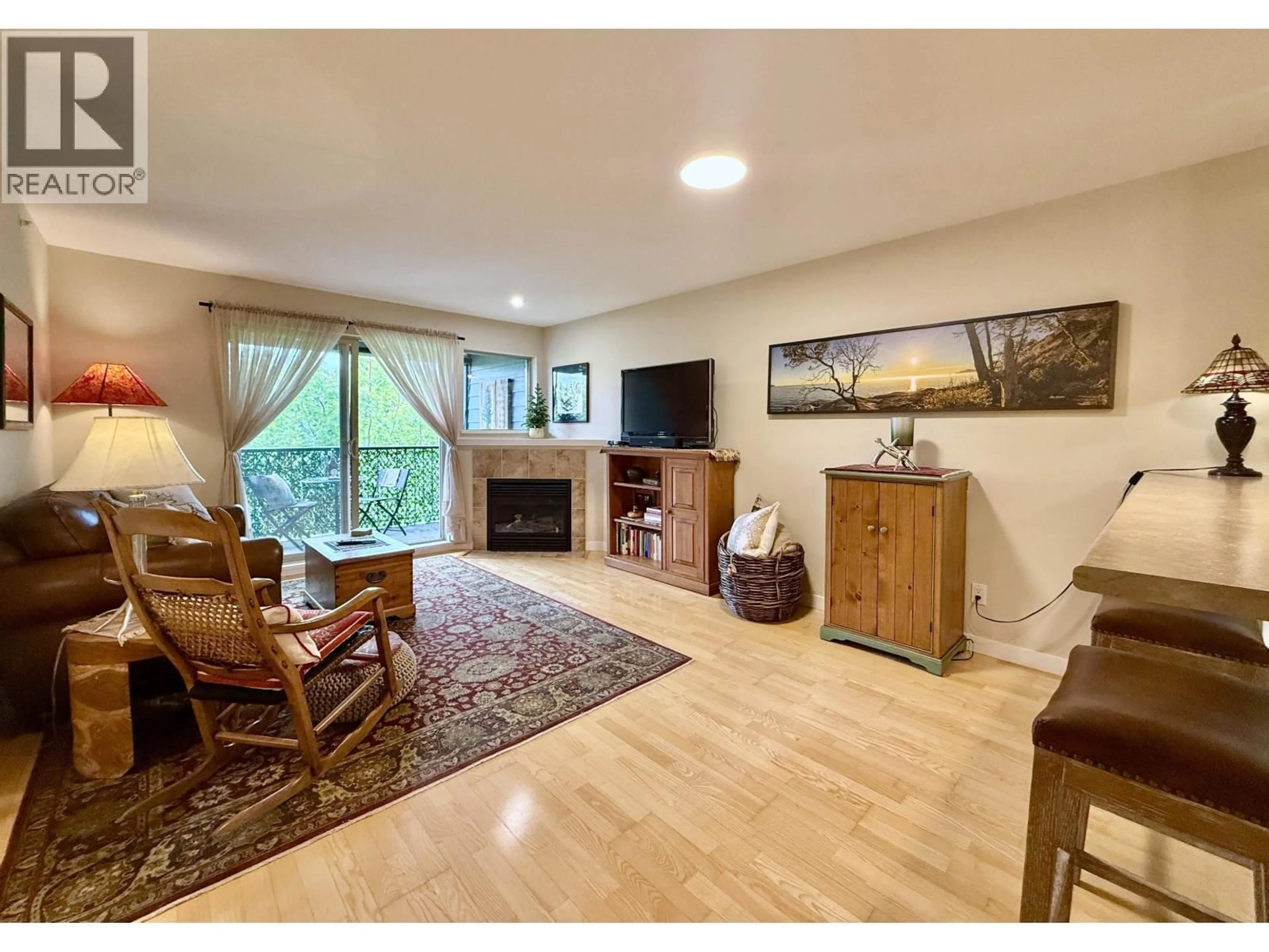 Living room with furniture, wood/laminate floor for 404 - 5631 INLET AVENUE, Sechelt British Columbia V7Z0J1