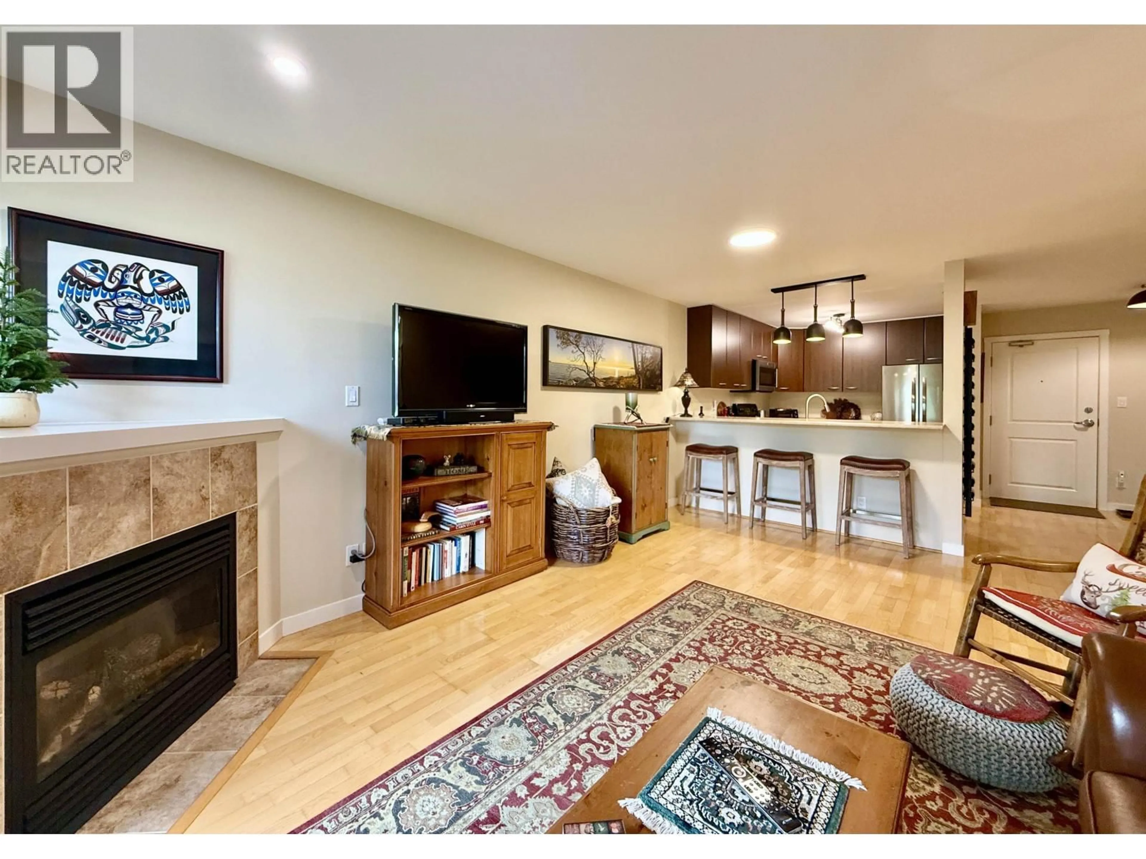 Living room with furniture, wood/laminate floor for 404 - 5631 INLET AVENUE, Sechelt British Columbia V7Z0J1