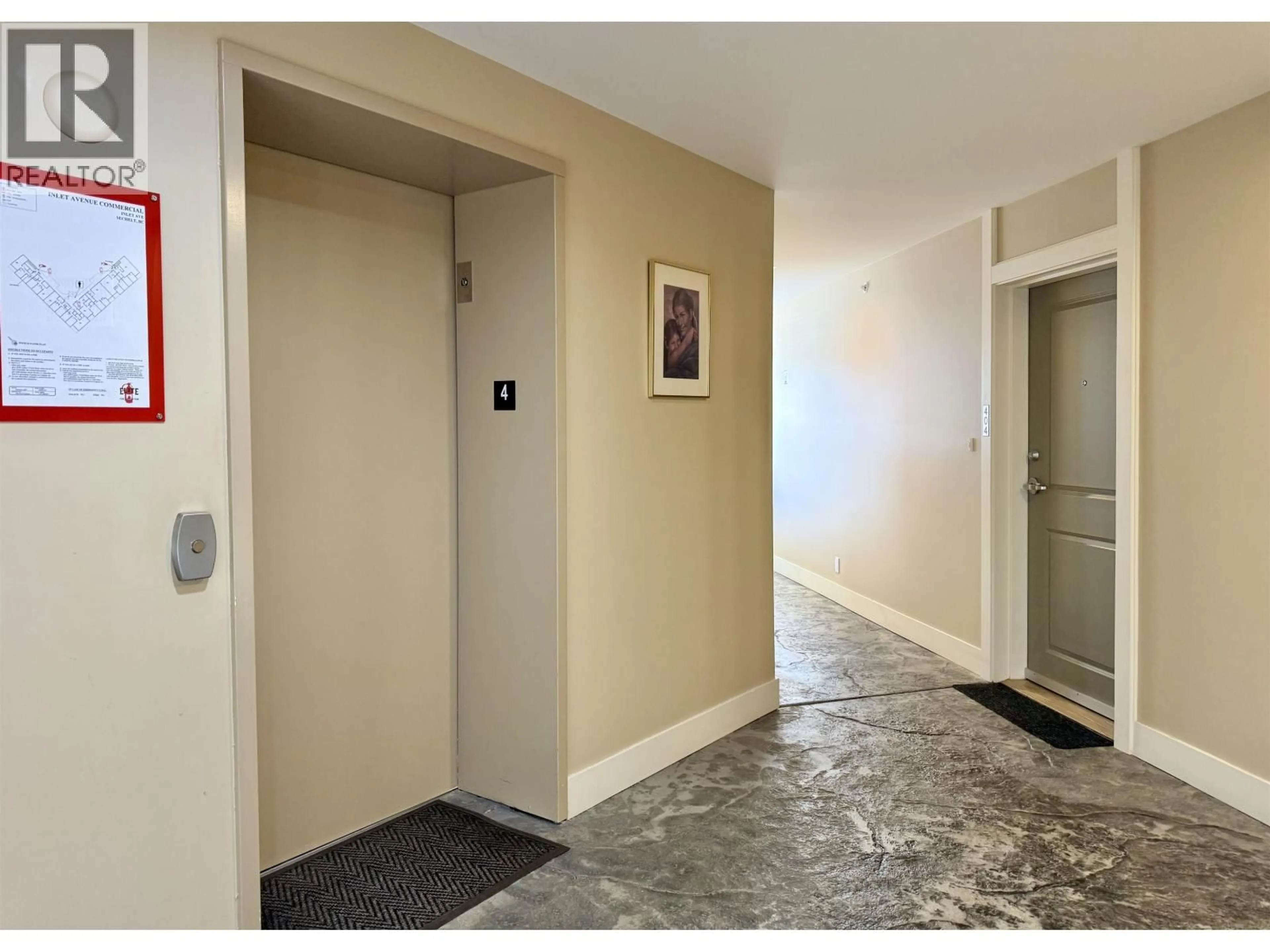 Indoor foyer for 404 - 5631 INLET AVENUE, Sechelt British Columbia V7Z0J1