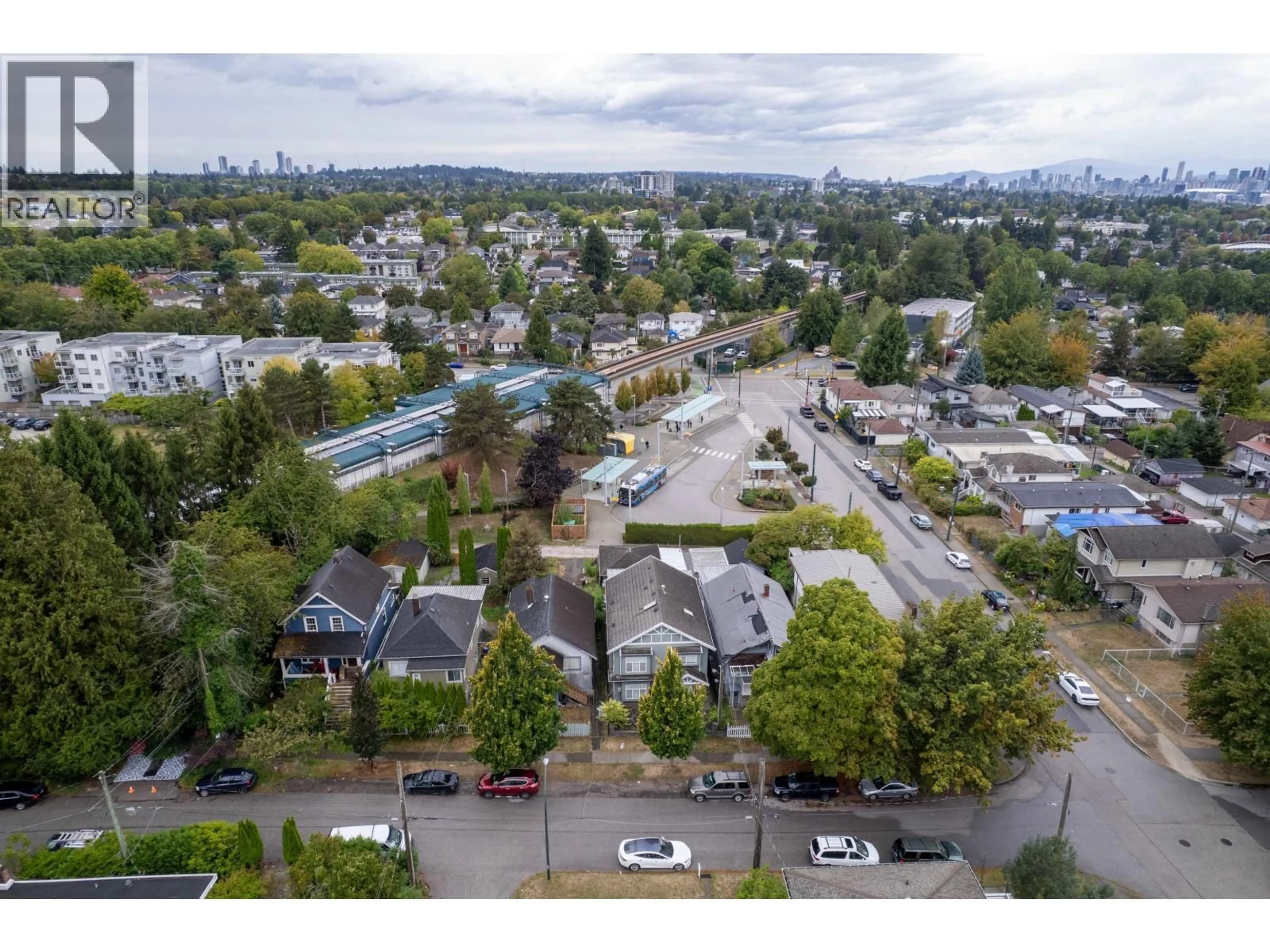 A pic from outside/outdoor area/front of a property/back of a property/a pic from drone, unknown for 2474 24TH AVENUE, Vancouver British Columbia V5R5X6
