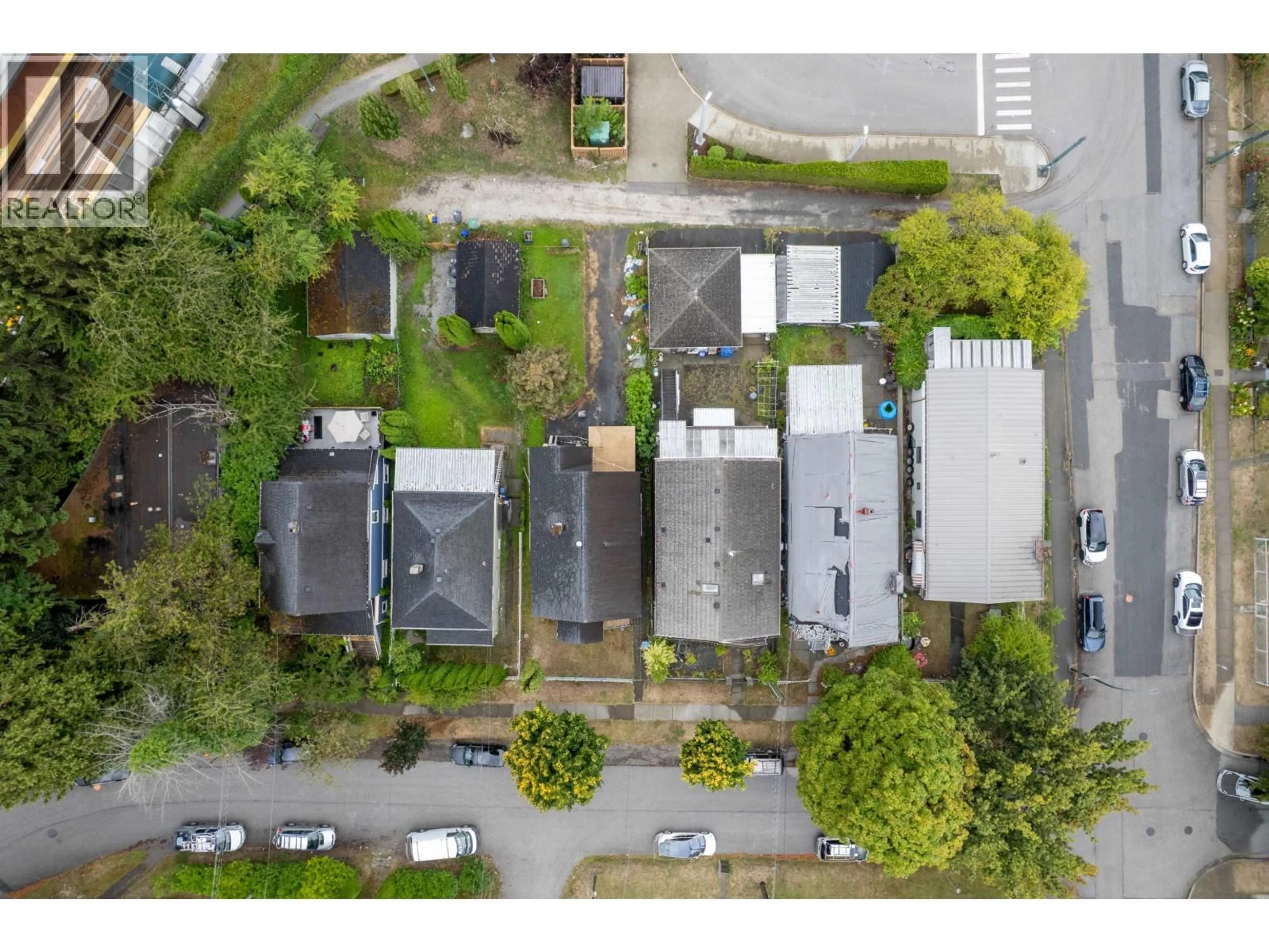 A pic from outside/outdoor area/front of a property/back of a property/a pic from drone, street for 2474 24TH AVENUE, Vancouver British Columbia V5R5X6