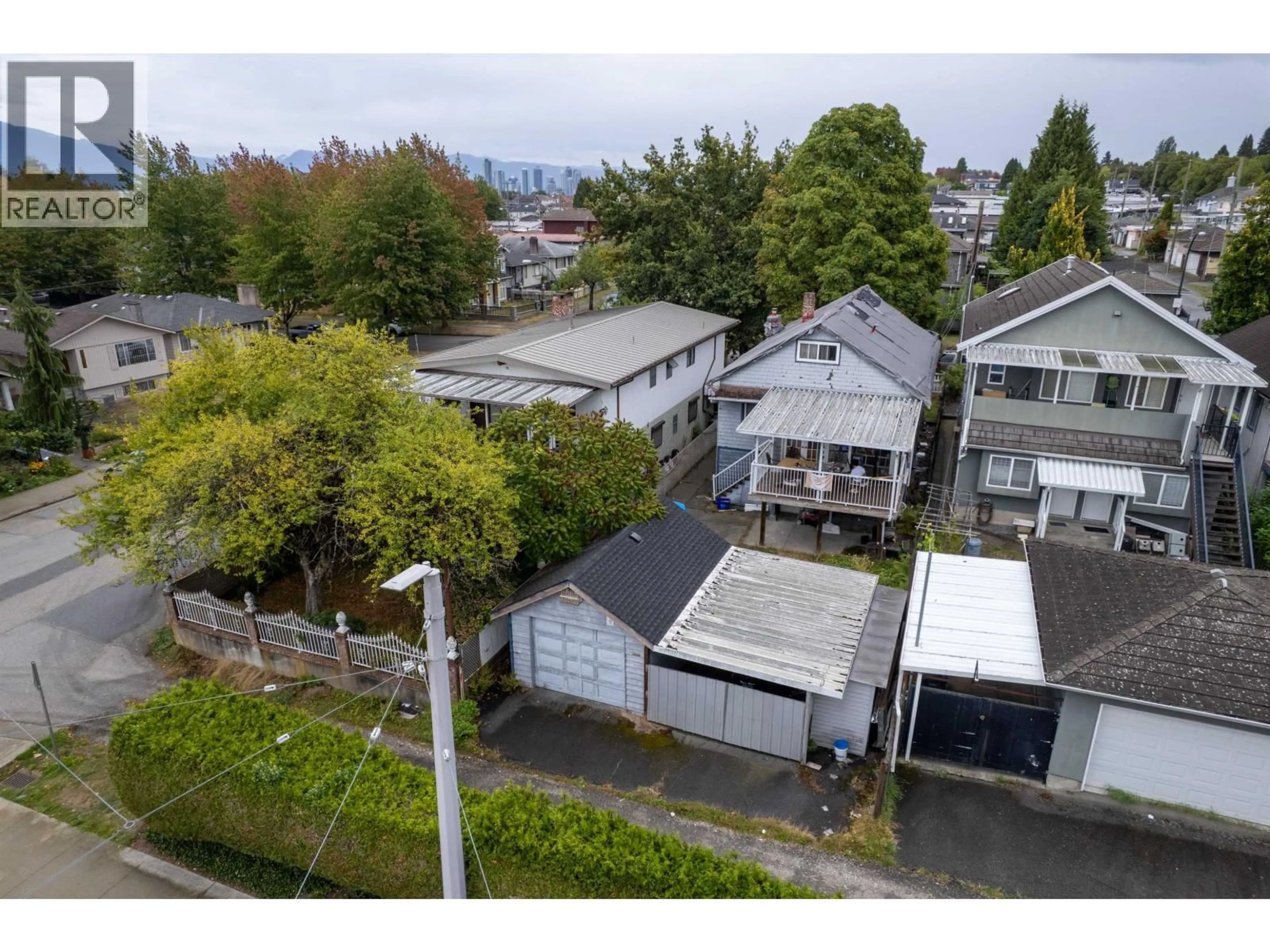 A pic from outside/outdoor area/front of a property/back of a property/a pic from drone, unknown for 2474 24TH AVENUE, Vancouver British Columbia V5R5X6