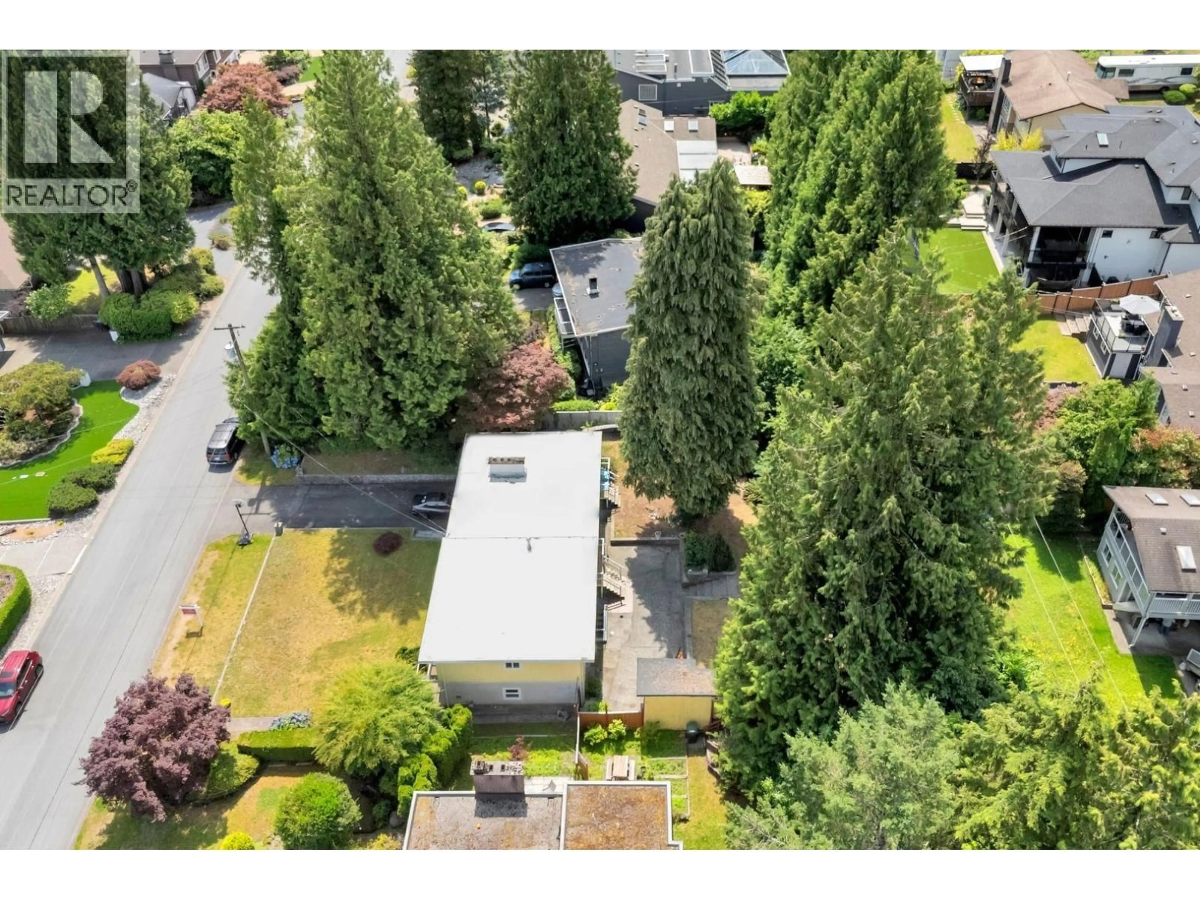 A pic from outside/outdoor area/front of a property/back of a property/a pic from drone, street for 3028 STARLIGHT WAY, Coquitlam British Columbia V3C3P6