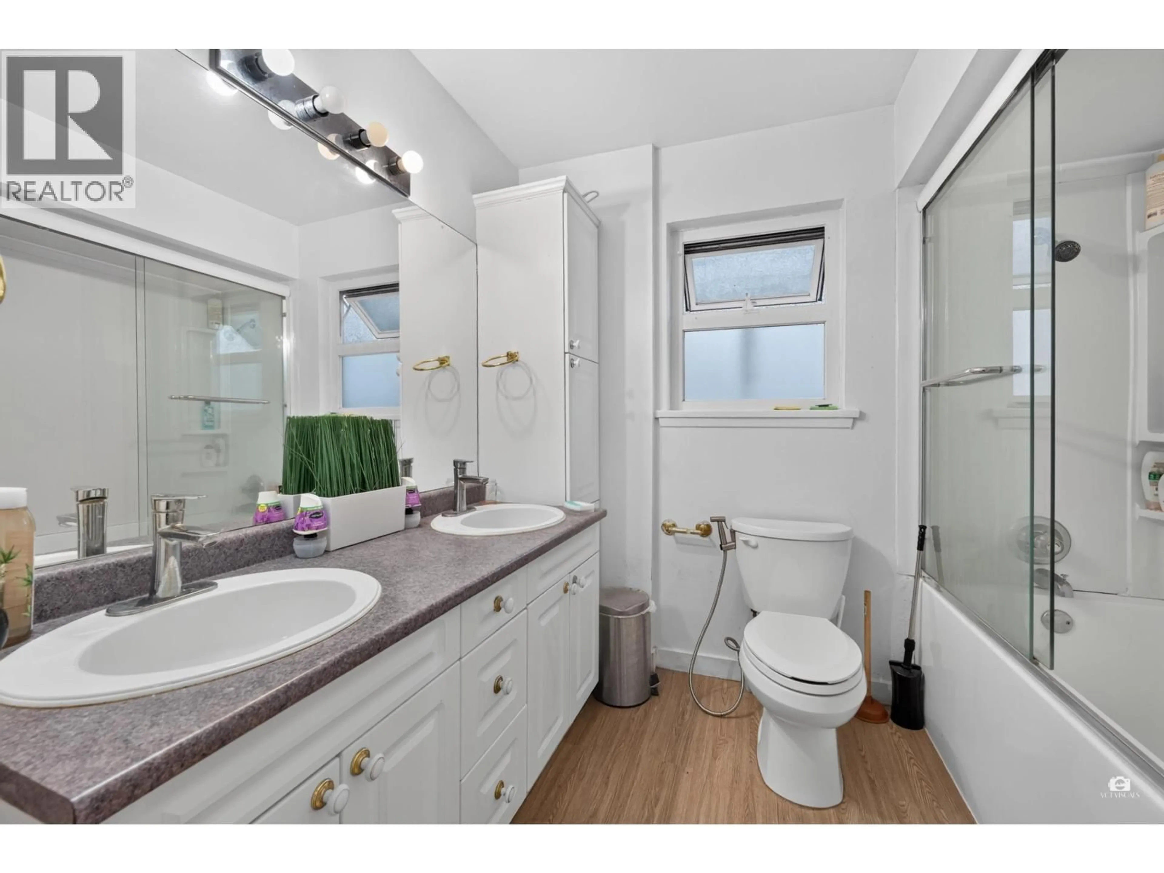 Standard bathroom, ceramic/tile floor for 2528 24TH AVENUE, Vancouver British Columbia V5R1C9