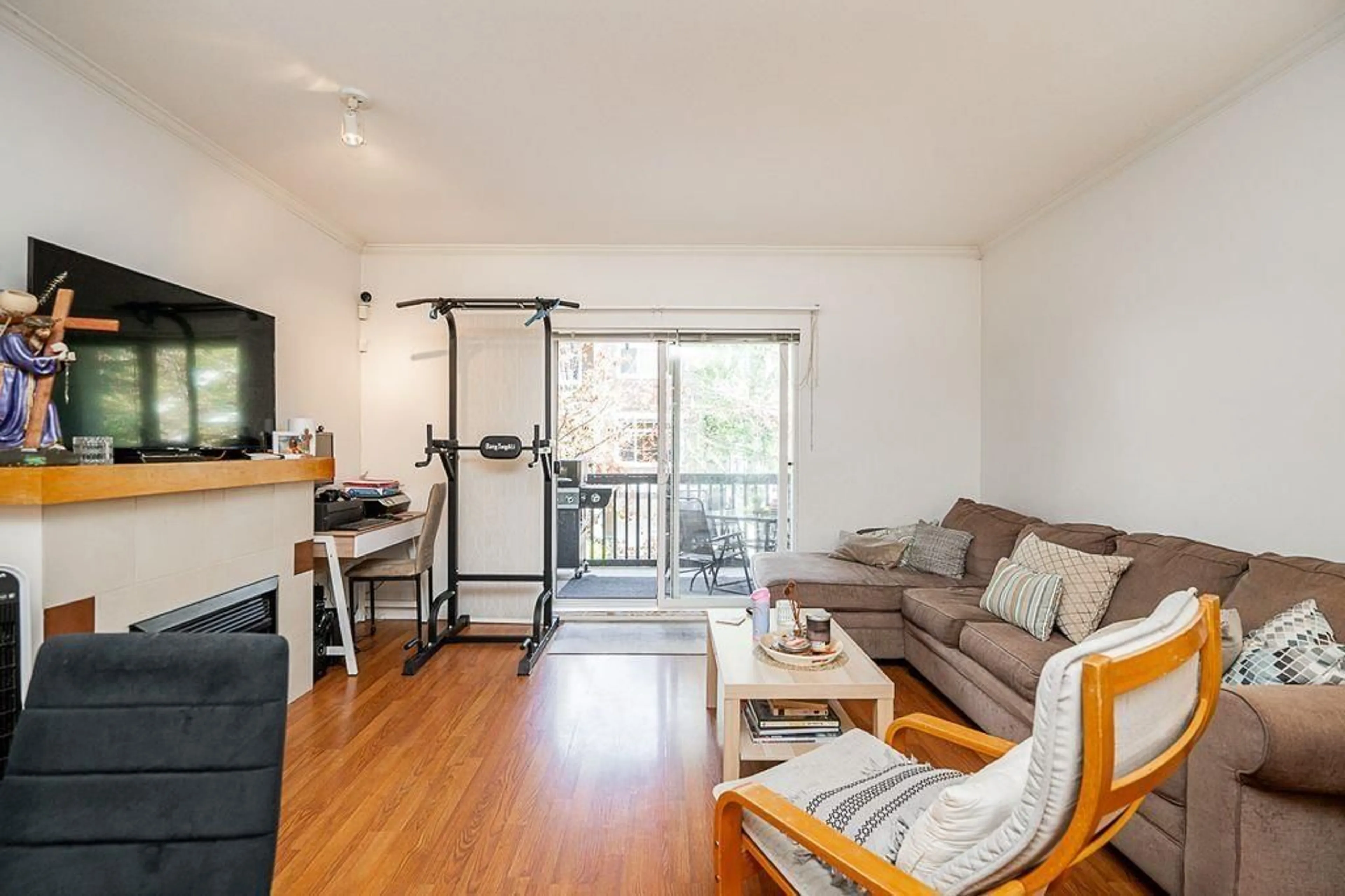 Living room with furniture, wood/laminate floor for 3 - 15233 34 AVENUE, Surrey British Columbia V3Z2T7