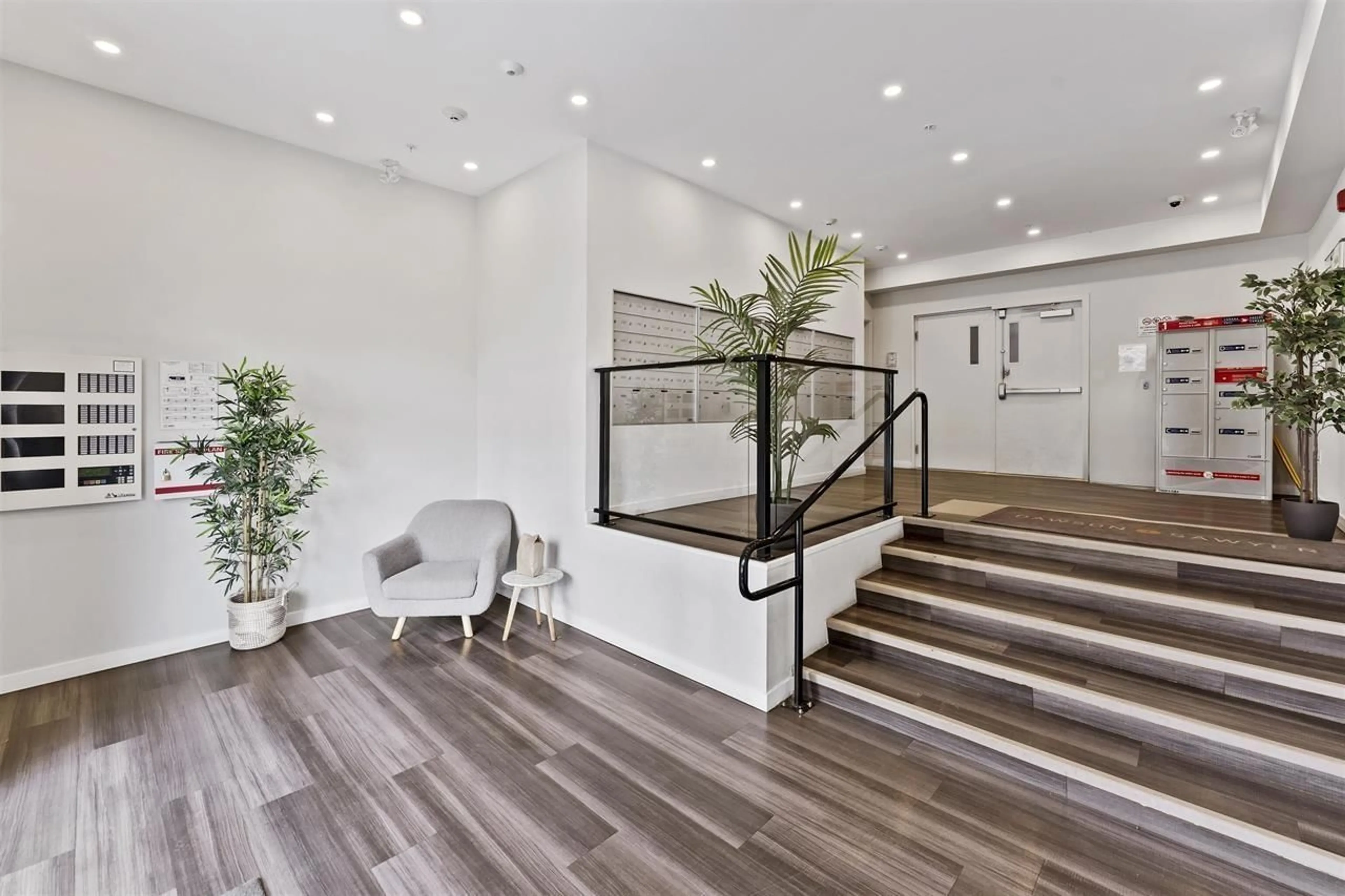 Indoor foyer for 402 - 13623 81A AVENUE, Surrey British Columbia V3W3N7
