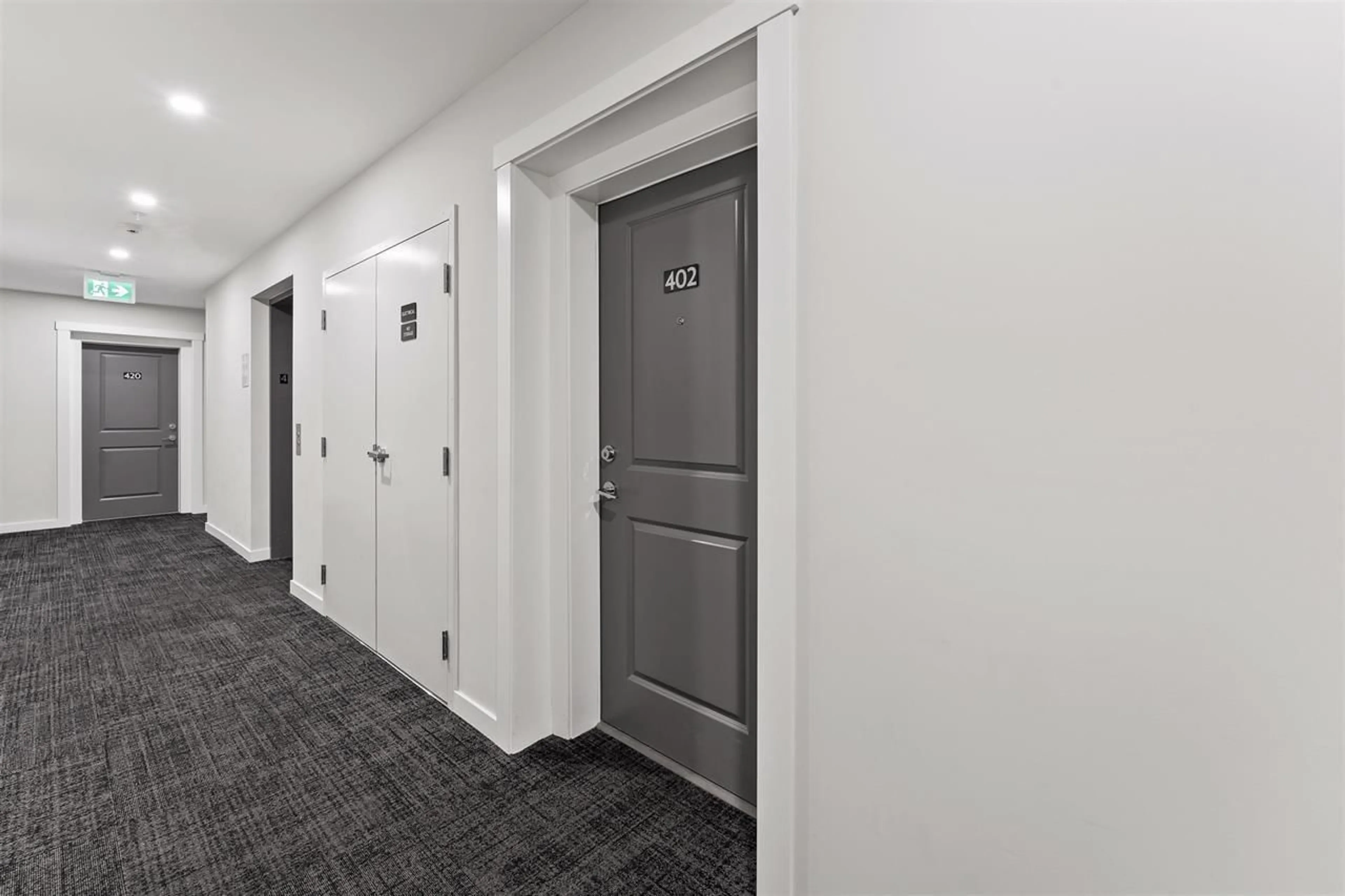 Indoor foyer for 402 - 13623 81A AVENUE, Surrey British Columbia V3W3N7